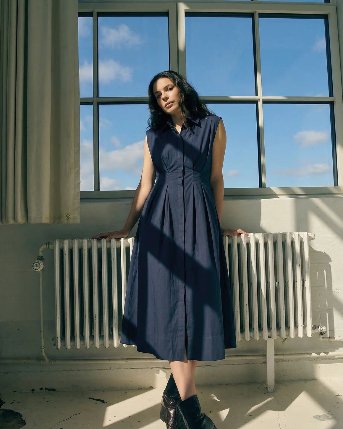 Vilma dress i navy fra LA RōUGE med V-udskæring, knaplukning og smock i taljen - klassisk skjortekjole