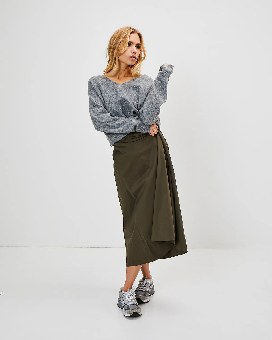 Vilma Skirt i army grøn – en sporty og elegant nederdel med et flatterende snit. Perfekt til sneakers, loafers eller støvler og alsidig styling.