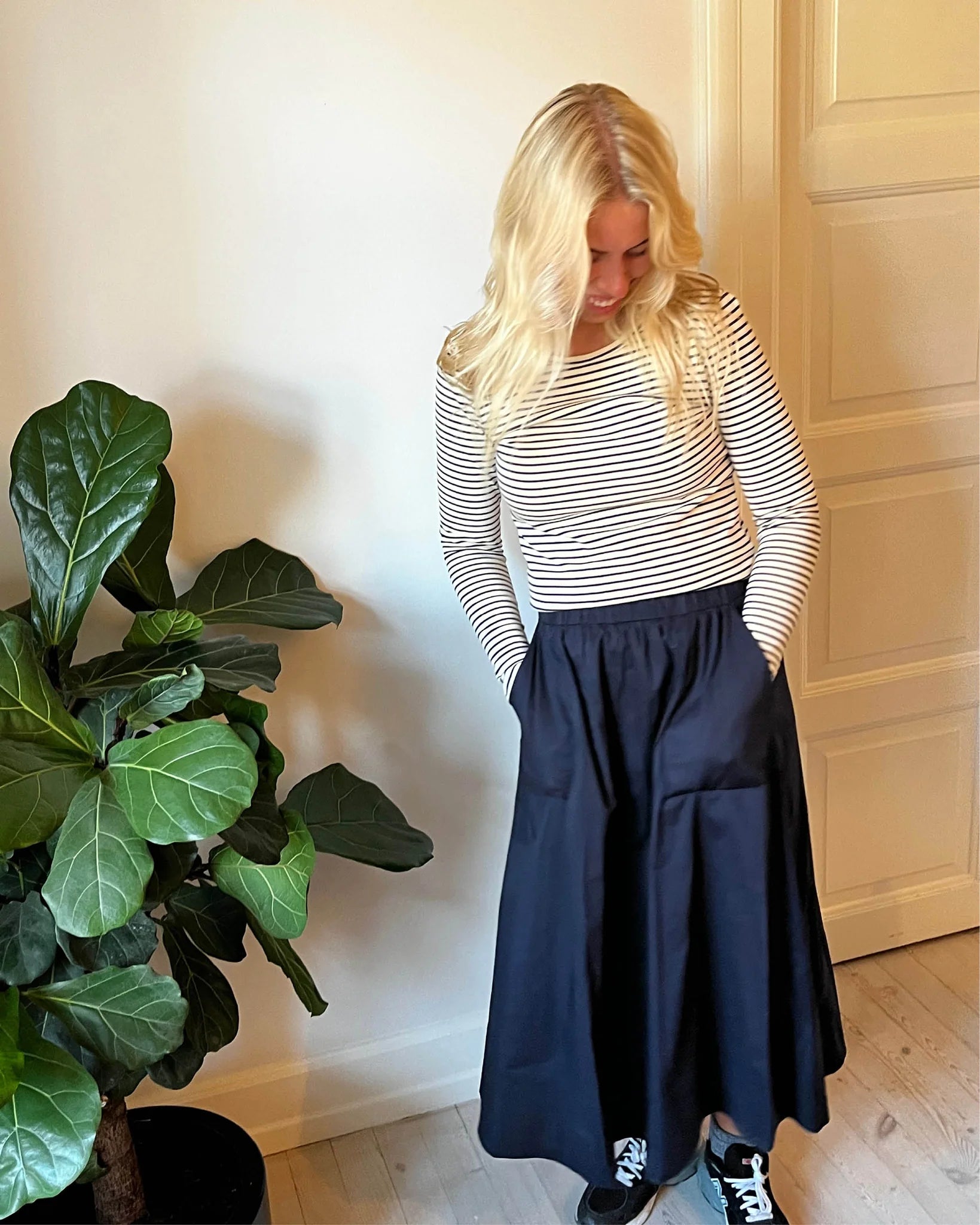 Vilma Skirt i navy – en sporty og elegant nederdel med et flatterende snit. Perfekt til sneakers, loafers eller støvler og alsidig styling.