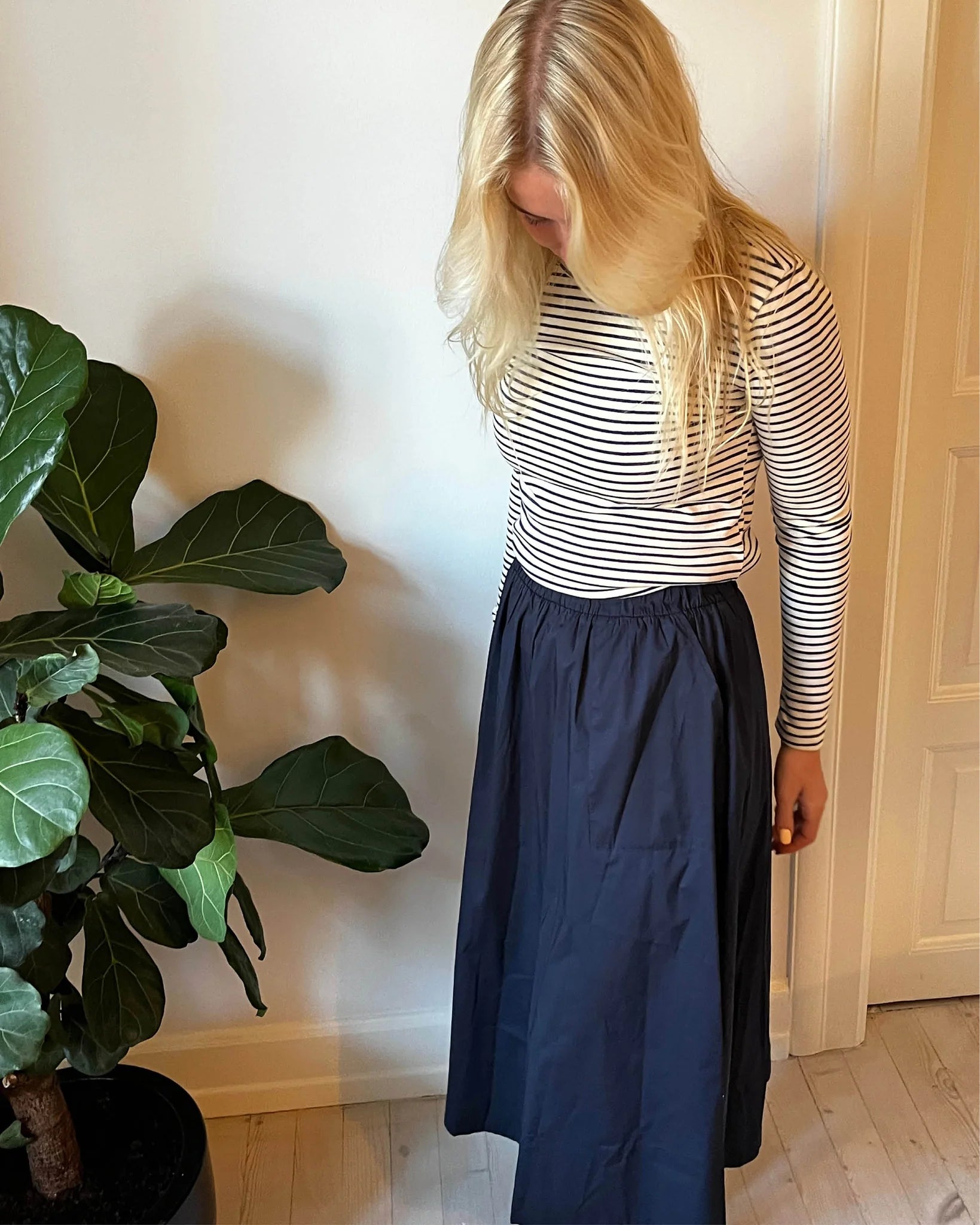 Vilma Skirt i navy – en sporty og elegant nederdel med et flatterende snit. Perfekt til sneakers, loafers eller støvler og alsidig styling.