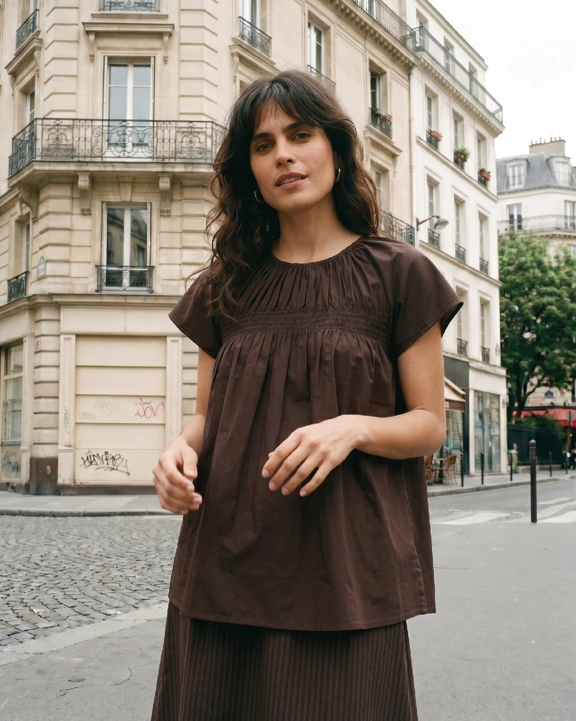 Vilma Sleeveless Top fra La Rouge i Dark Brown med smock og rynkedetaljer – køb hos butikalrum.dk.