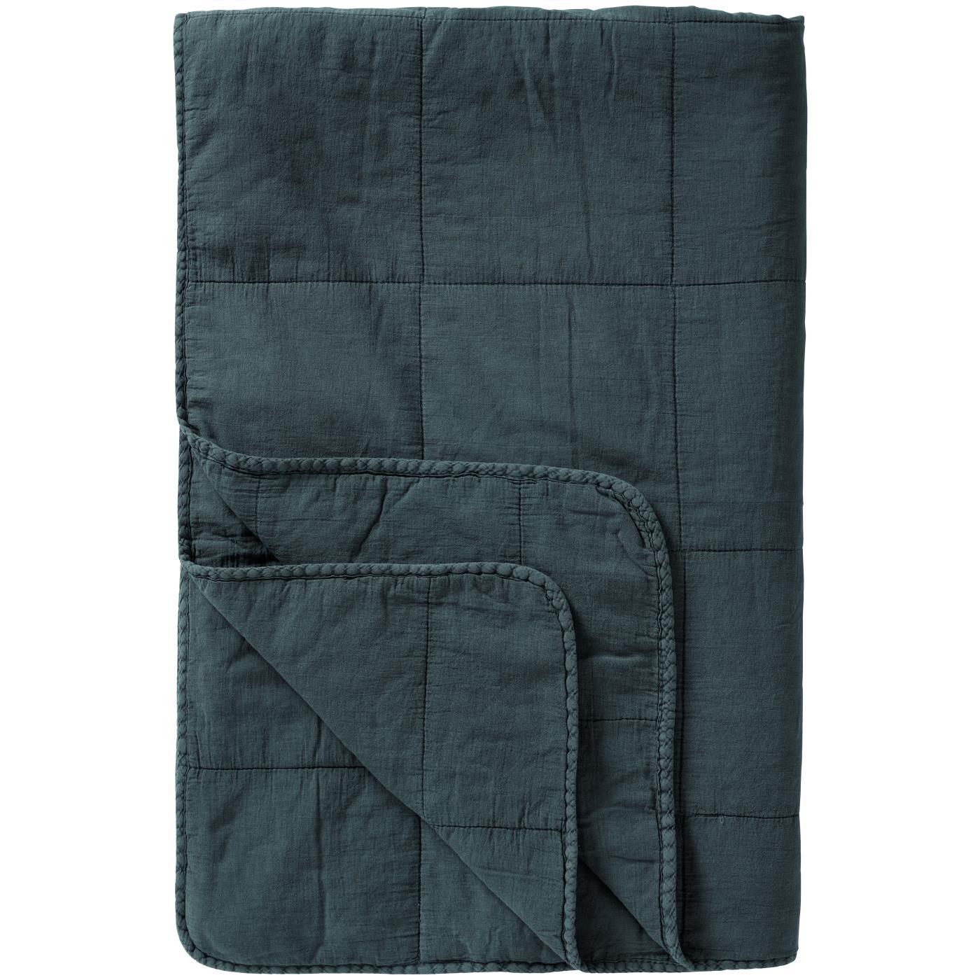 Vintage Quilt i Chalk Blue, blød quilt i 100% bomuld med stenvasket finish, 130x180 cm og fyld i 100% polyester – køb hos butikalrum.dk.