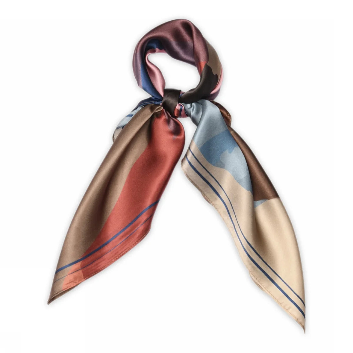 Willa Silk Scarf fra MPWoman i Karanda Red med kunstnerisk modeportræt, 100% silke og størrelse 68 x 68 cm.