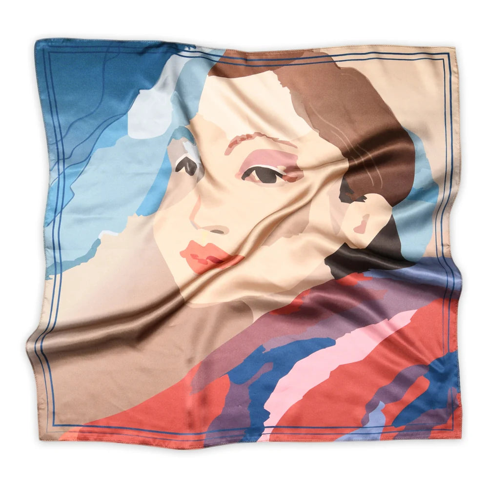 Willa Silk Scarf fra MPWoman i Karanda Red med kunstnerisk modeportræt, 100% silke og størrelse 68 x 68 cm.