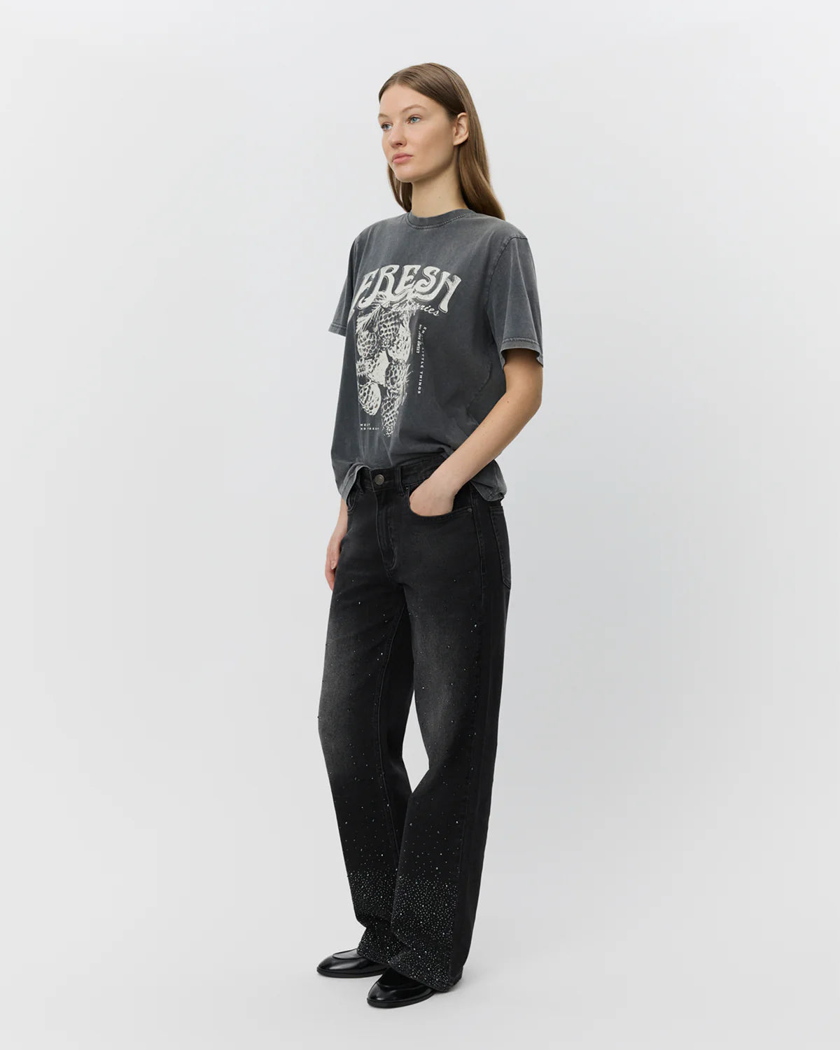 Sort stone washed t-shirt med rund hals og "Fresh Raspberry" print – ZENASW fra Sofie Schnoor hos butikalrum.dk