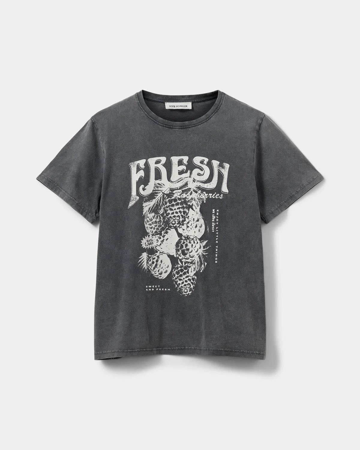 Sort stone washed t-shirt med rund hals og "Fresh Raspberry" print – ZENASW fra Sofie Schnoor hos butikalrum.dk