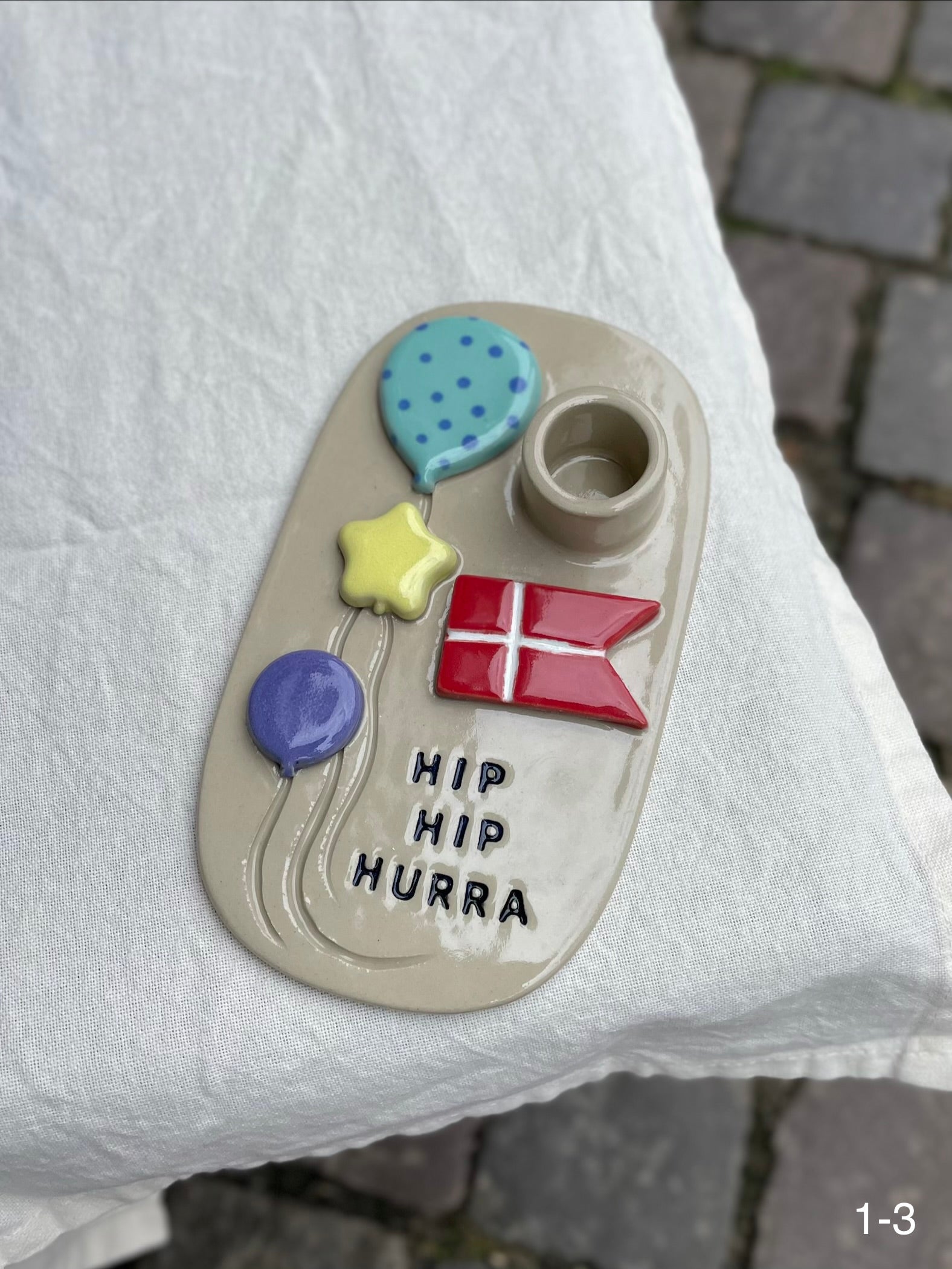 Keramikstage med "Hip Hip Hurra", flag og balloner fra dansk keramiker – køb hos Butik Alrum