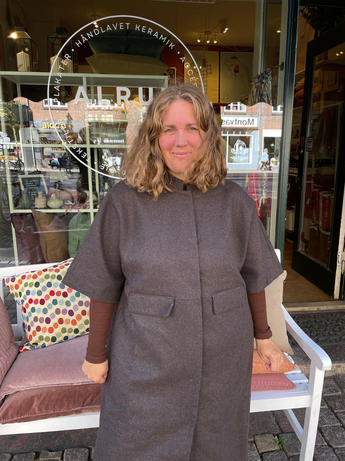 Anette Wool Cape Long i Dark Brown Melange, elegant lang kappe i 50% uld og 50% polyester – køb hos butikalrum.dk.