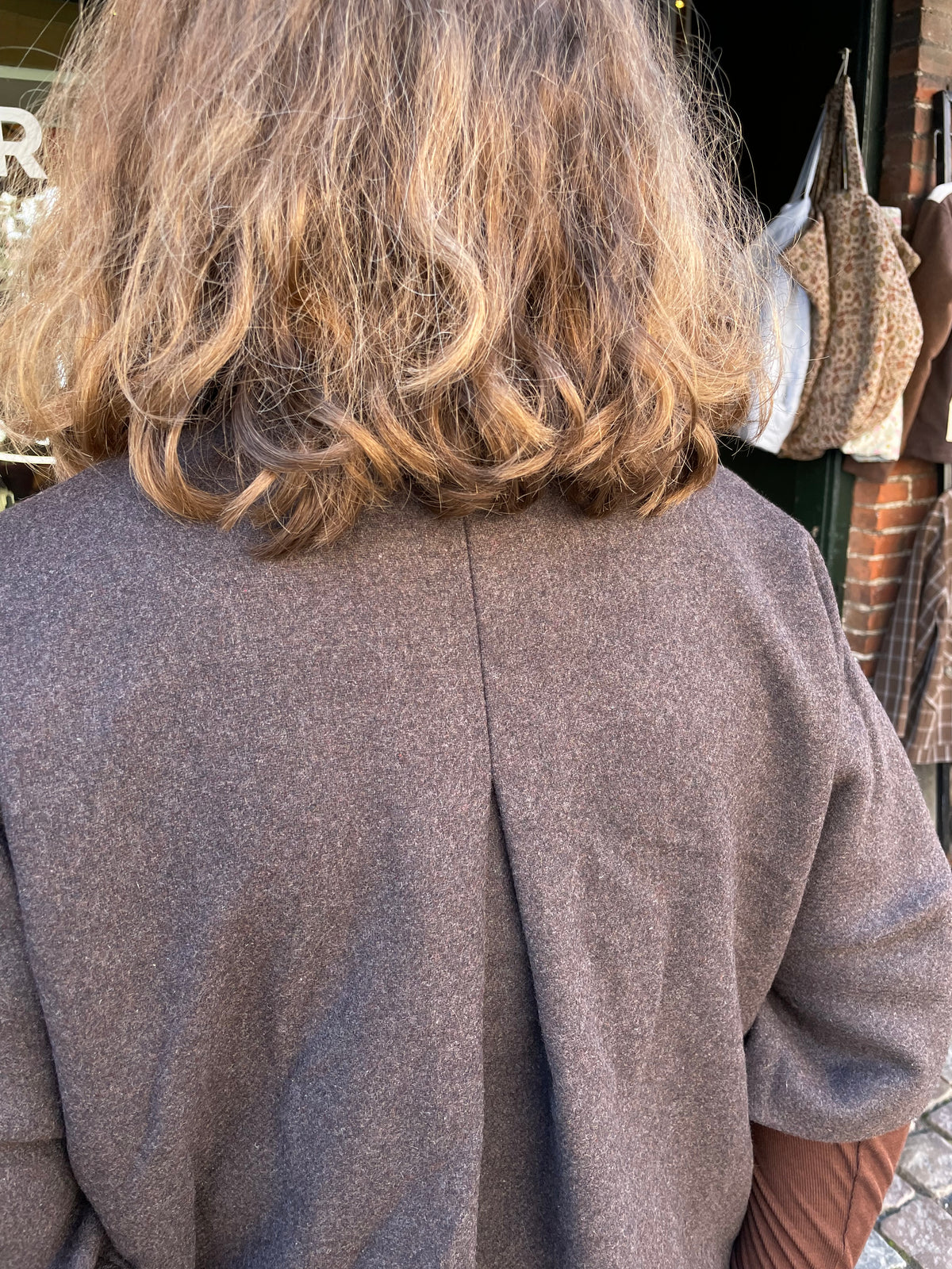 Anette Wool Cape Long i Dark Brown Melange, elegant lang kappe i 50% uld og 50% polyester – køb hos butikalrum.dk.