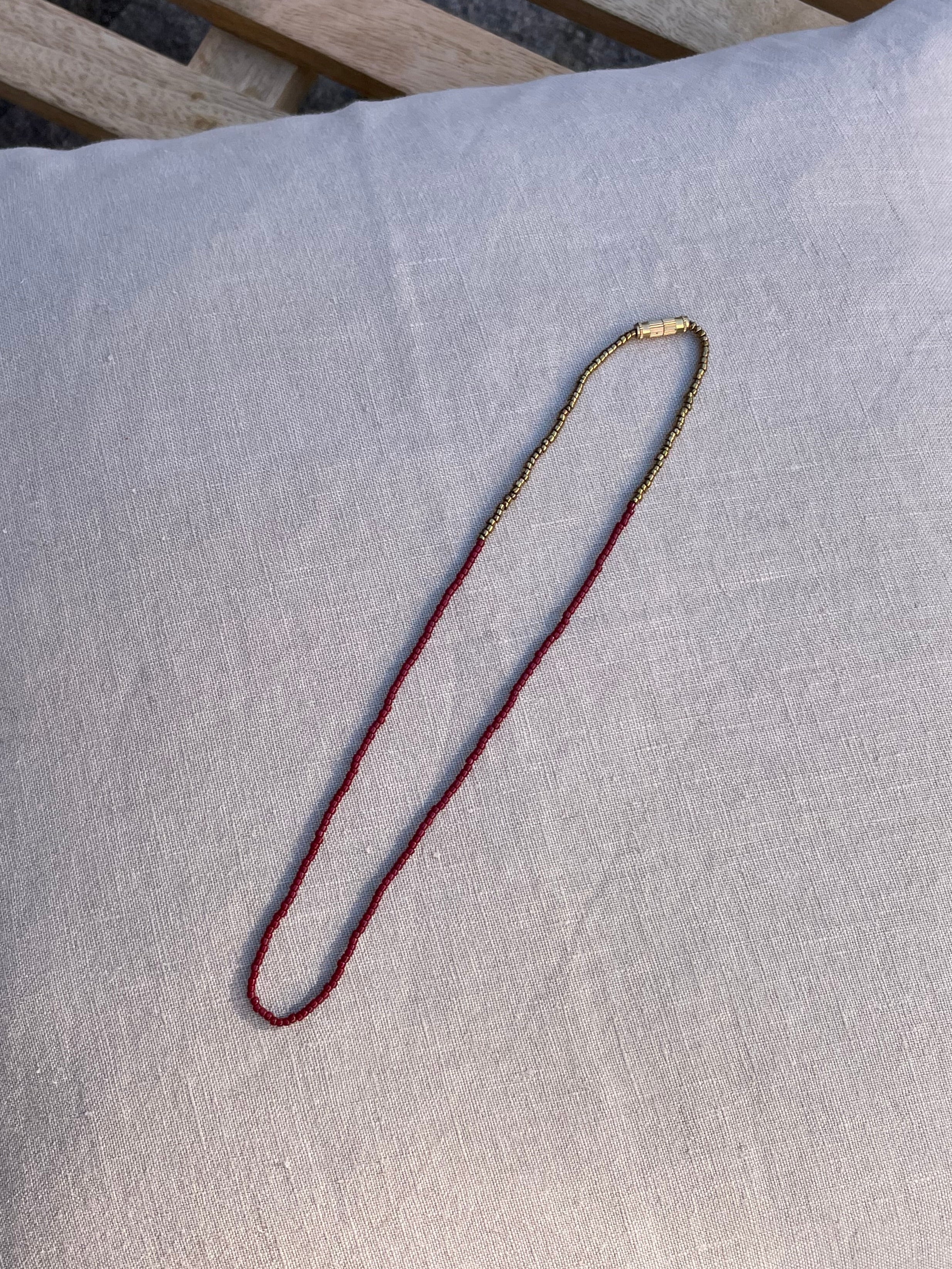 Ana perlekæde fra Annavii i Maroon & Guld med farverige glasperler og messinglås – køb hos butikalrum.dk.