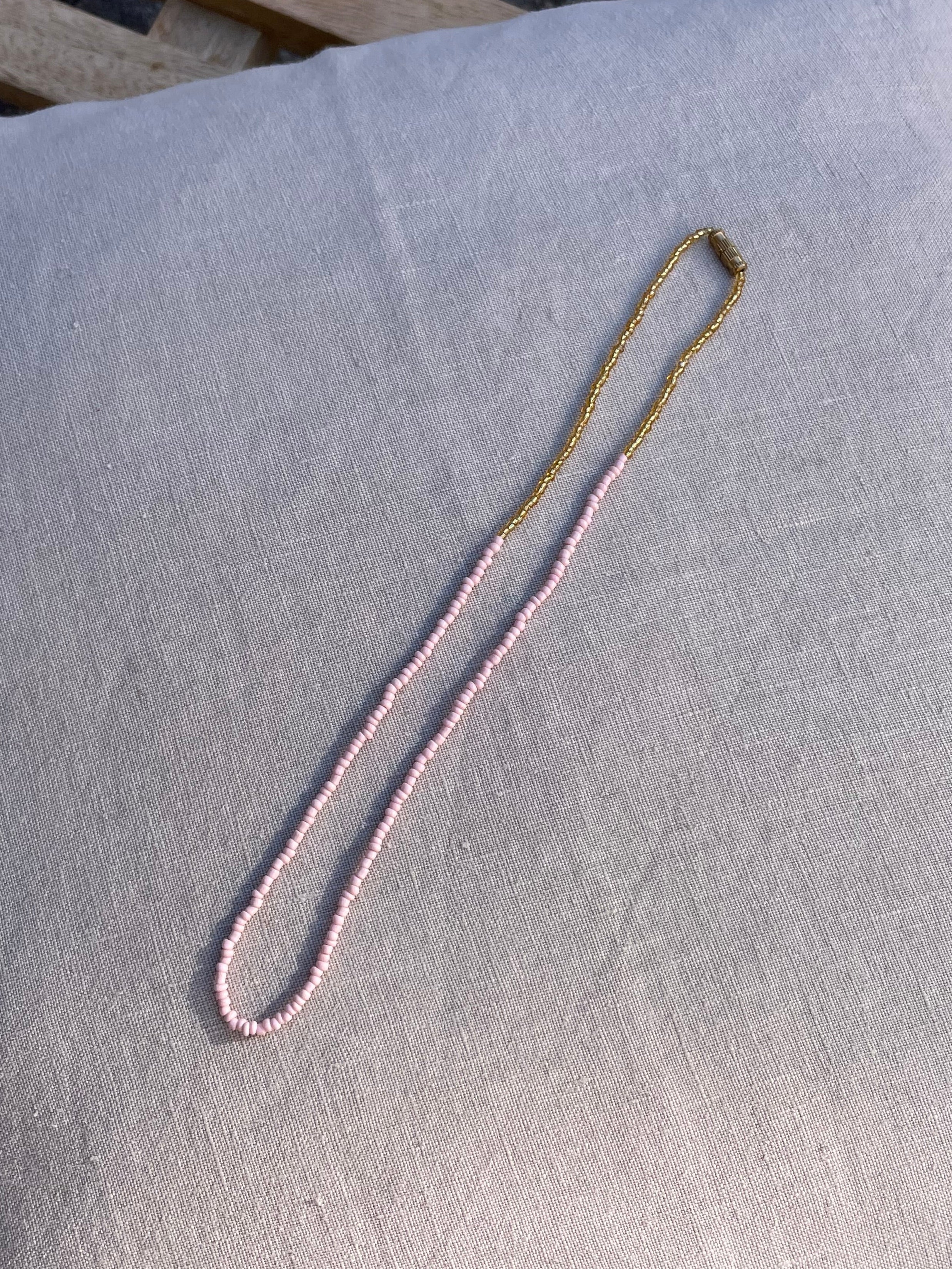 Ana perlekæde fra Annavii i Rosa & Guld med farverige glasperler og messinglås – køb hos butikalrum.dk.