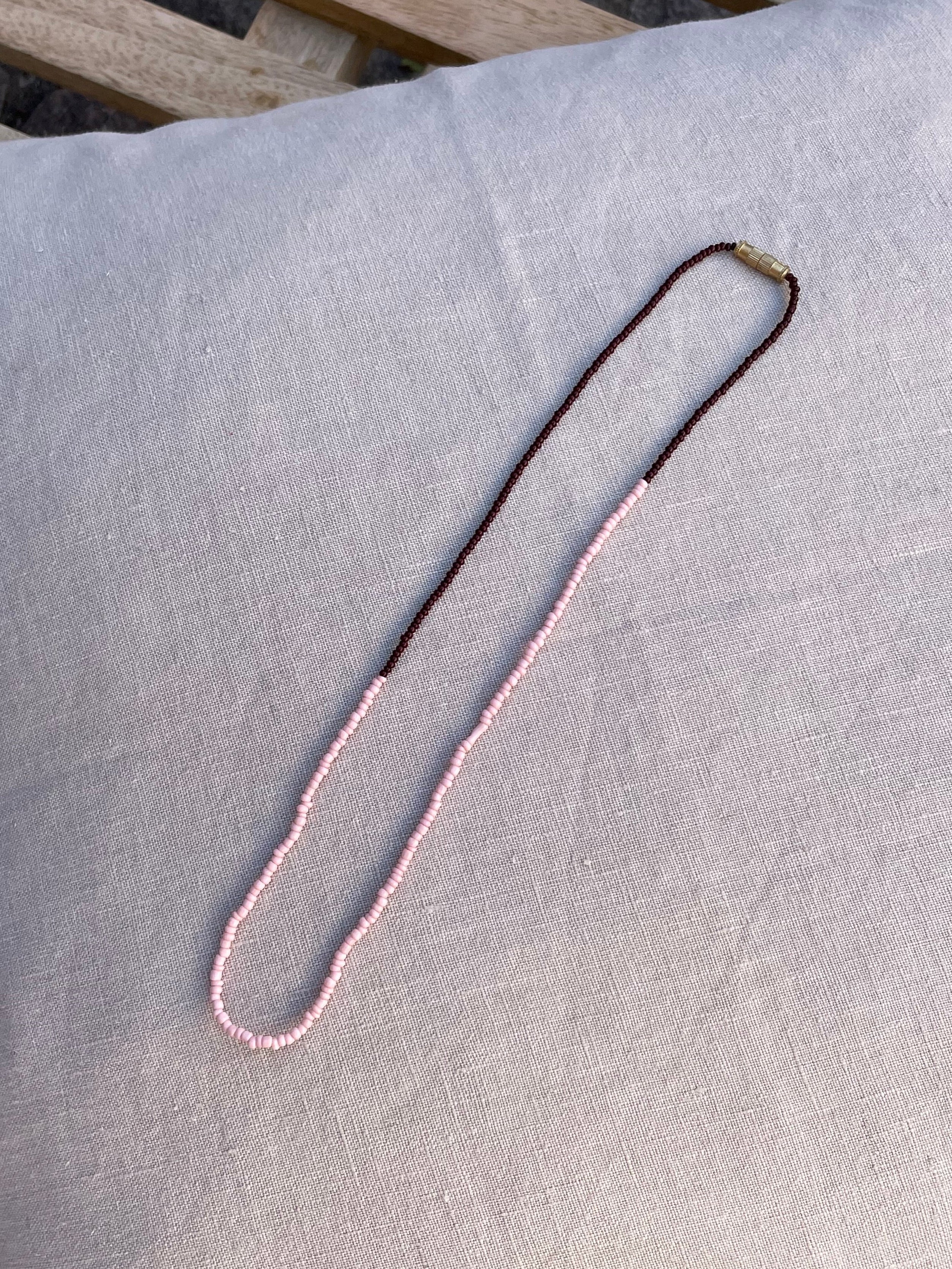 Ana perlekæde fra Annavii i Rosa & Maroon med farverige glasperler og messinglås – køb hos butikalrum.dk.