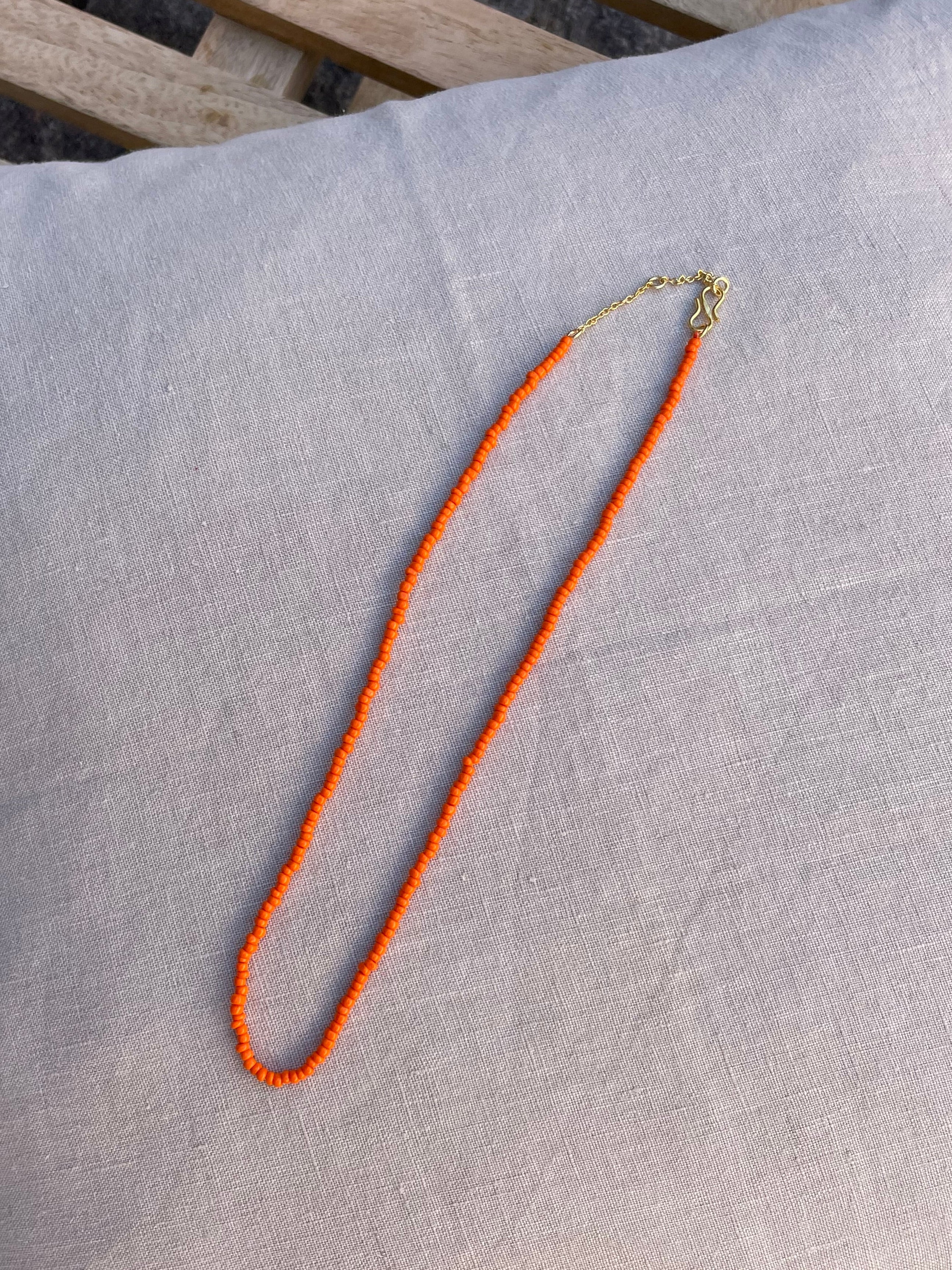 Kala perlehalskæde fra Annavii i Orange med ensfarvede glasperler og forgyldt S-lås – køb hos butikalrum.dk.