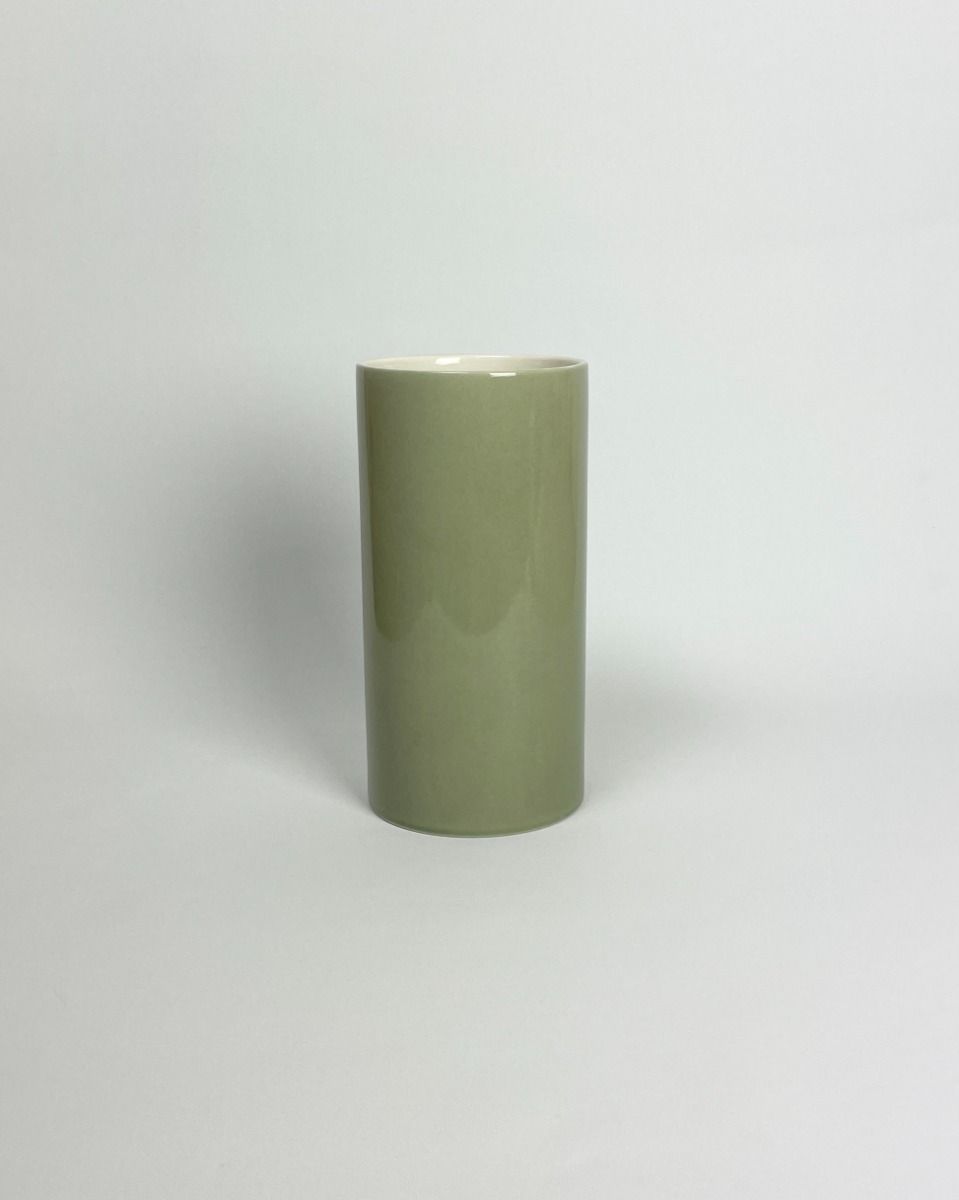 Bloom Vase XL i olive fra Anne Black i hånddrejet porcelæn – køb hos Butik Alrum