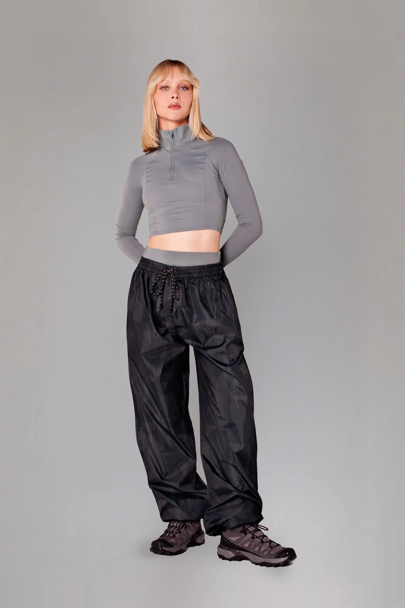 Rainkiss regnbukser i sort ton-i-ton design – Back to Black. Unisex, vandtætte og fremstillet i genanvendt materiale.