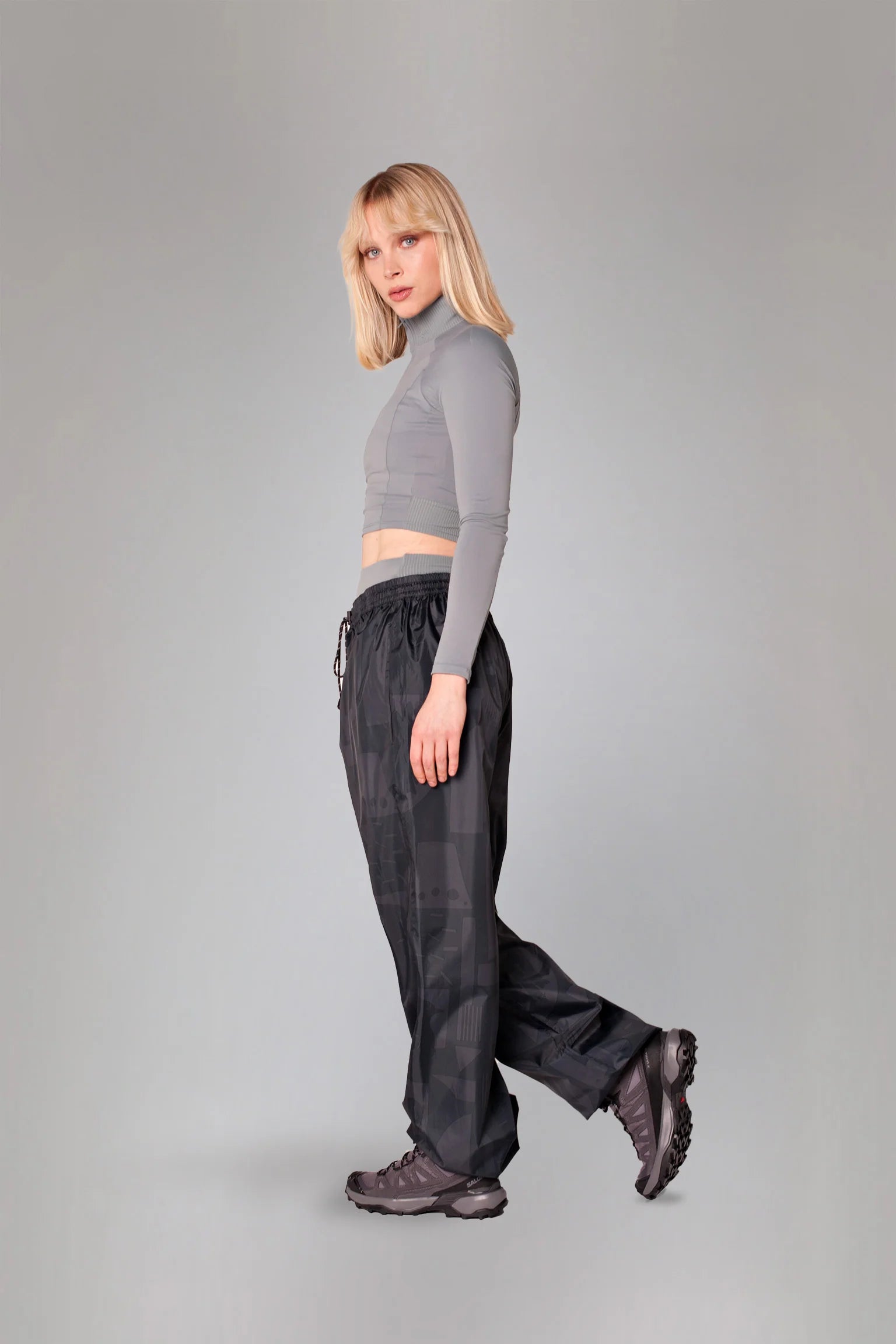 Rainkiss regnbukser i sort ton-i-ton design – Back to Black. Unisex, vandtætte og fremstillet i genanvendt materiale.