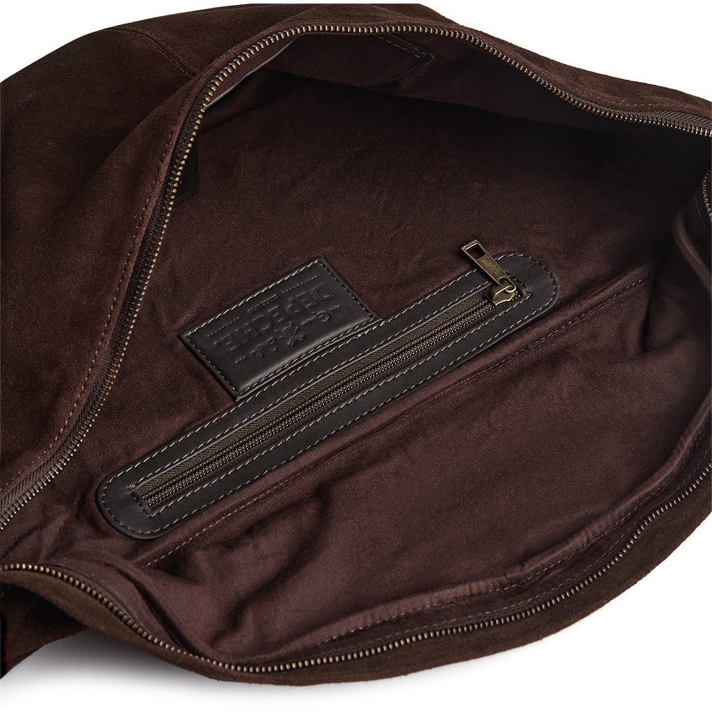 Bilbao Bumbag fra Depeche i Chocolate med front i blødt ruskind, bagside i koskind og justerbar rem – køb hos butikalrum.dk.