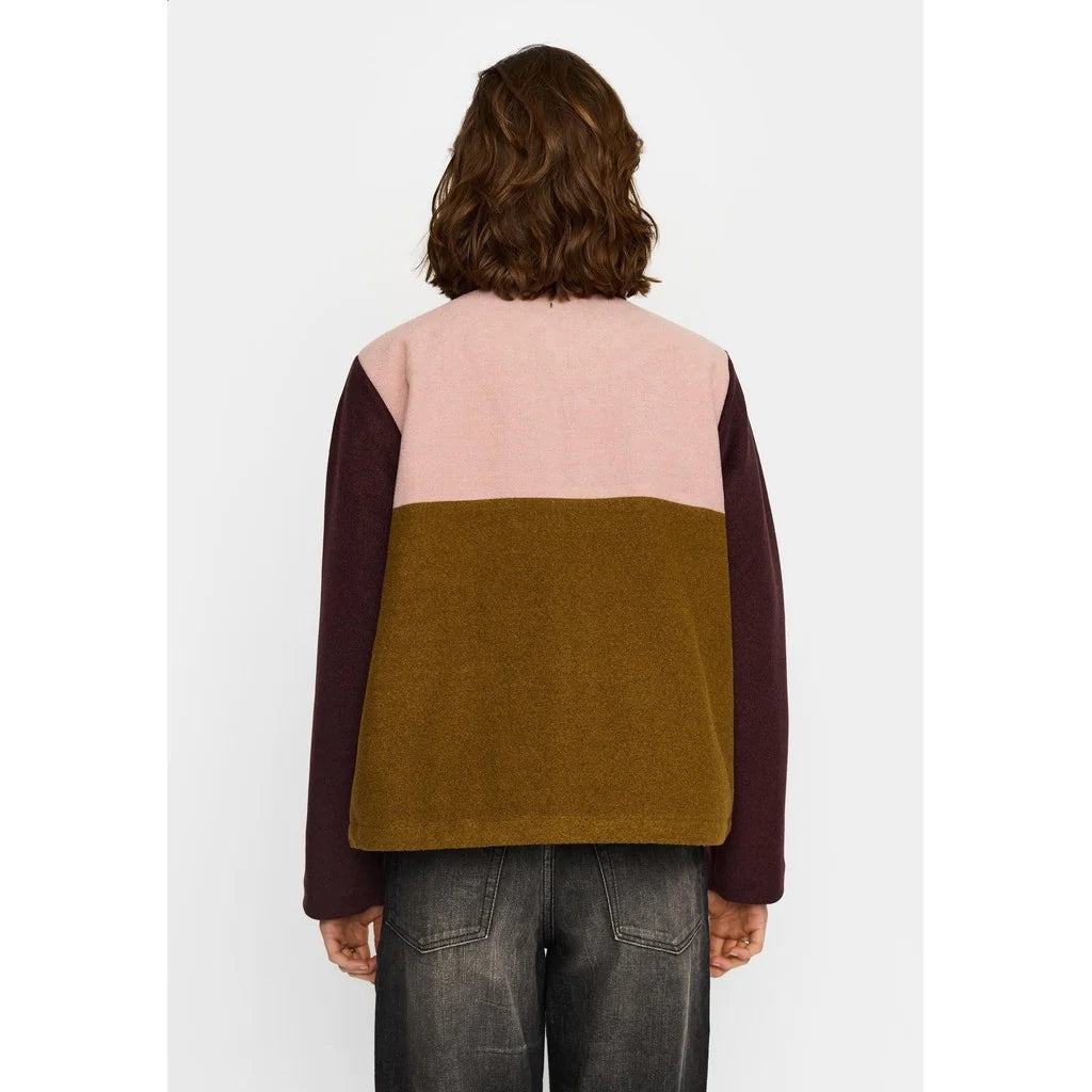 Block Jacket i Burgundy fra Selfhood med høj teddyforet krave og 60 gsm genanvendt Thinsulate™-isolering – køb hos butikalrum.dk.