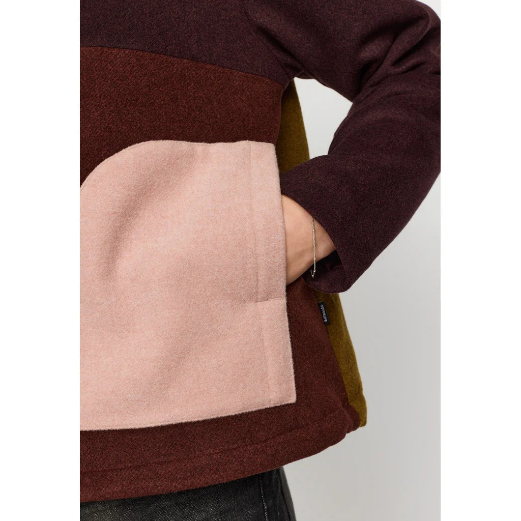 Block Jacket i Burgundy fra Selfhood med høj teddyforet krave og 60 gsm genanvendt Thinsulate™-isolering – køb hos butikalrum.dk.