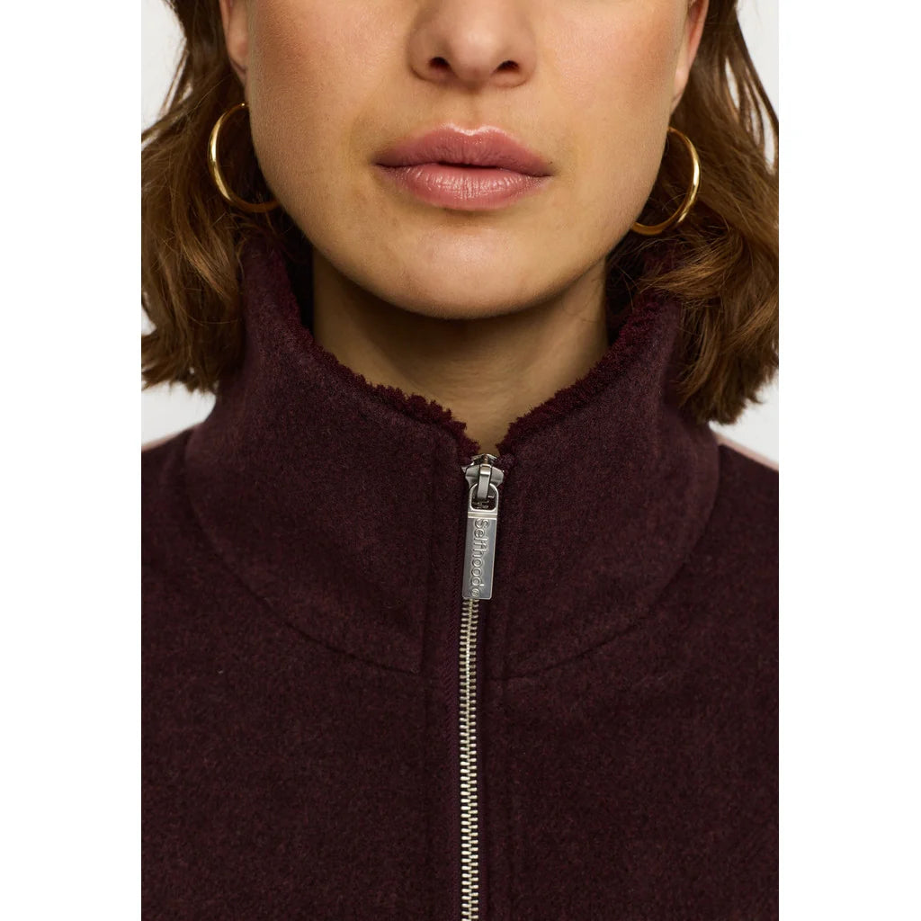 Block Jacket i Burgundy fra Selfhood med høj teddyforet krave og 60 gsm genanvendt Thinsulate™-isolering – køb hos butikalrum.dk.