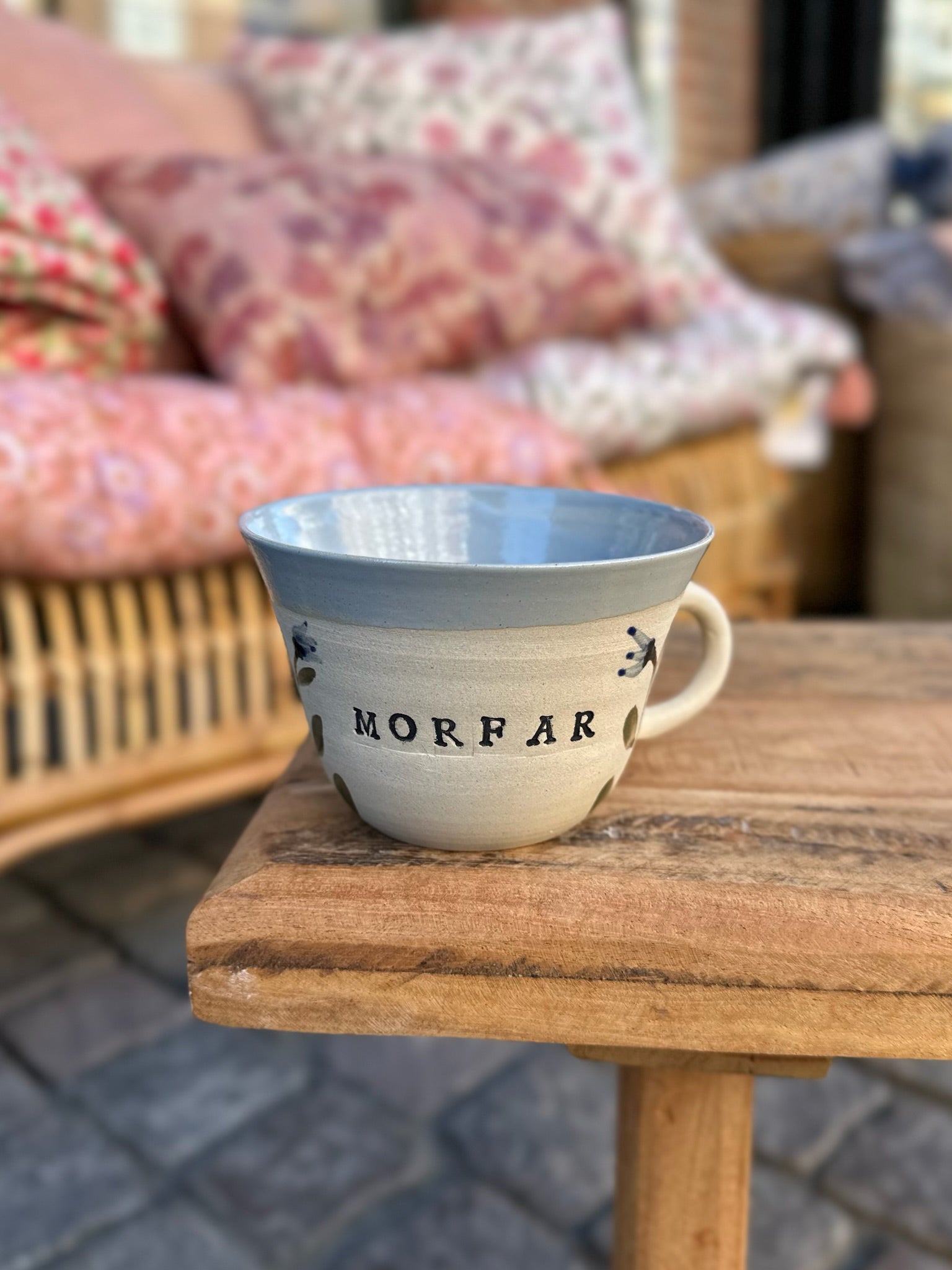 Håndlavet keramik kop med hank blå blomst og blå kant fra Stine Mei med teksten morfar unik gave - køb hos butikalrum.dk