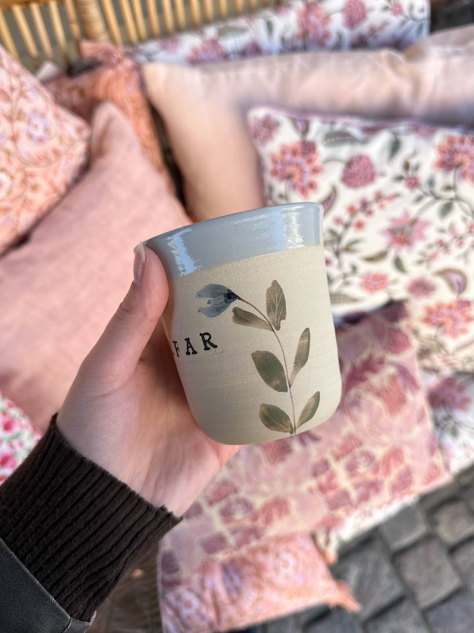 Håndlavet høj keramik kop med blå blomster og blå kant fra Stine Mei med teksten farfar unik gave - køb hos butikalrum.dk