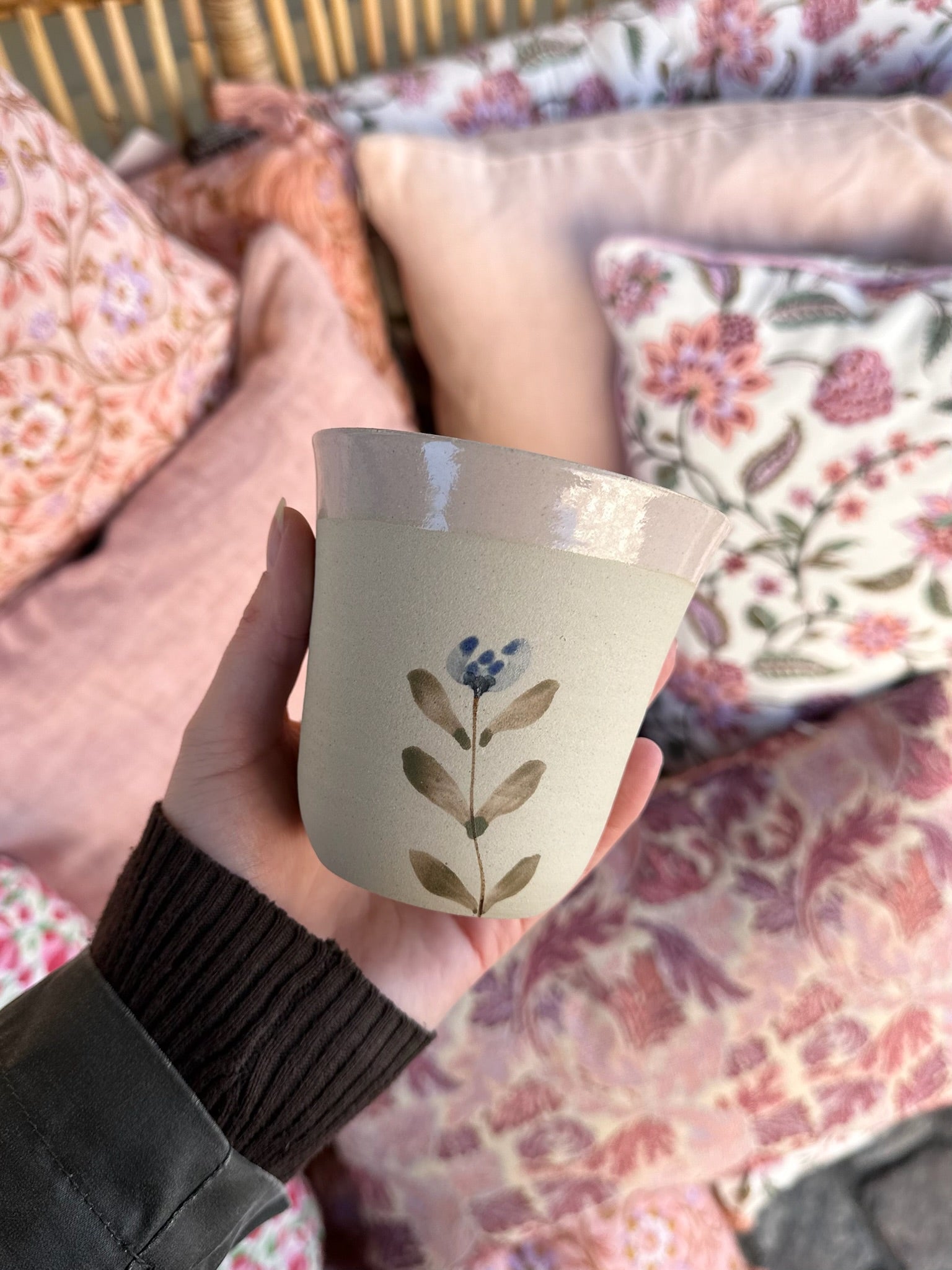 Håndlavet høj keramik kop med blå blomster og rosa kant fra Stine Mei med teksten mor perfekt til mors dag - køb hos butikalrum.dk