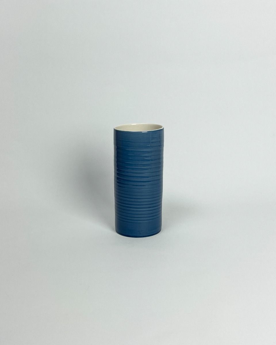 Anne Black Bloom vase Large i denimblå porcelæn – køb hos butikalrum.dk