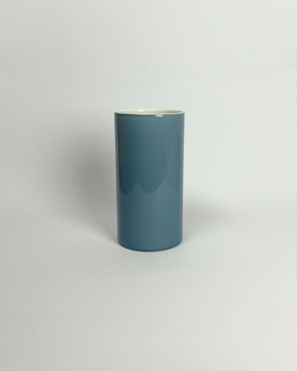 Bloom Vase XL i oceanblå hånddrejet porcelæn fra Anne Black – køb hos Butik Alrum