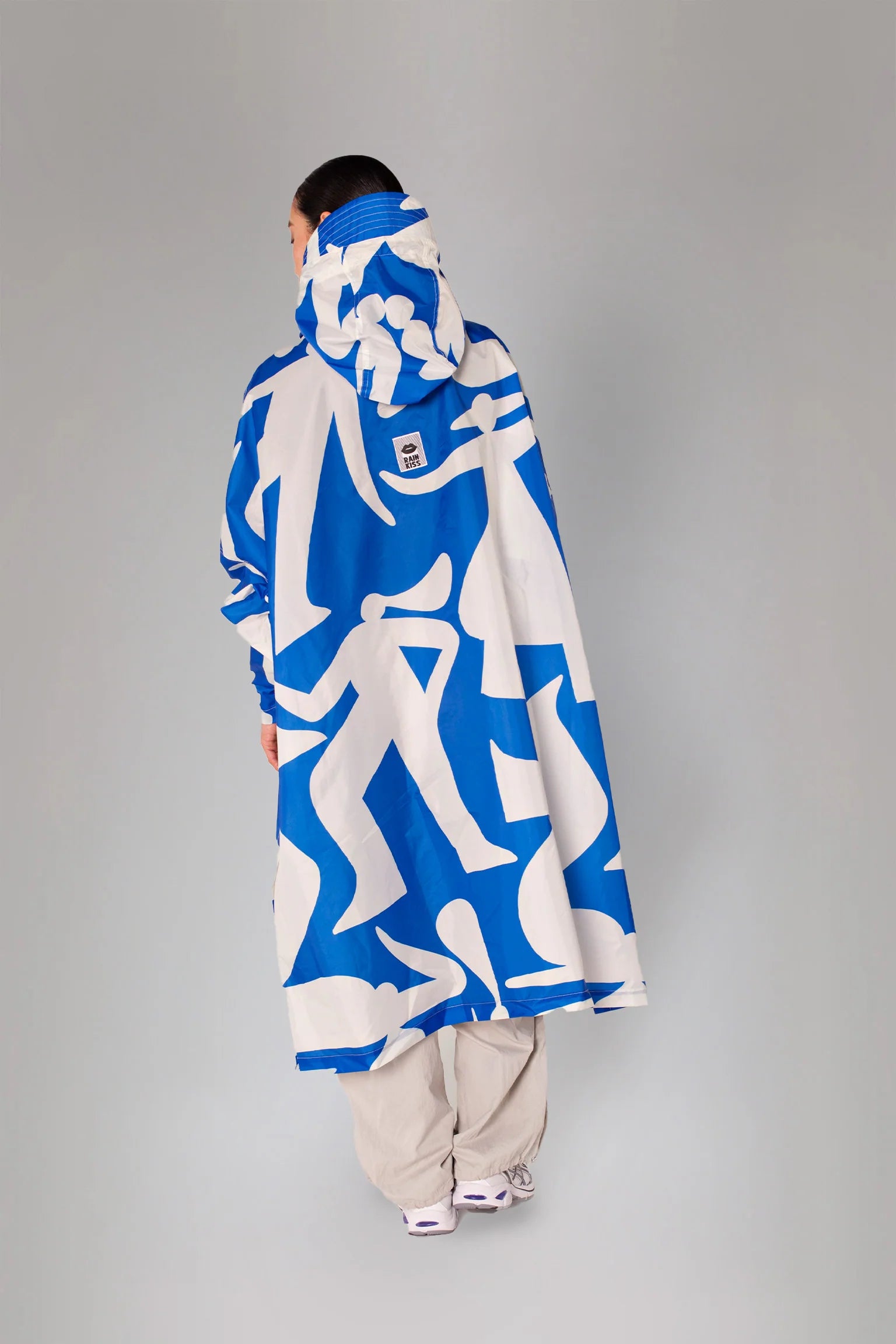 Rainkiss regnponcho i The Blue Dance-design – elegante blå nuancer og vandtæt unisex-pasform