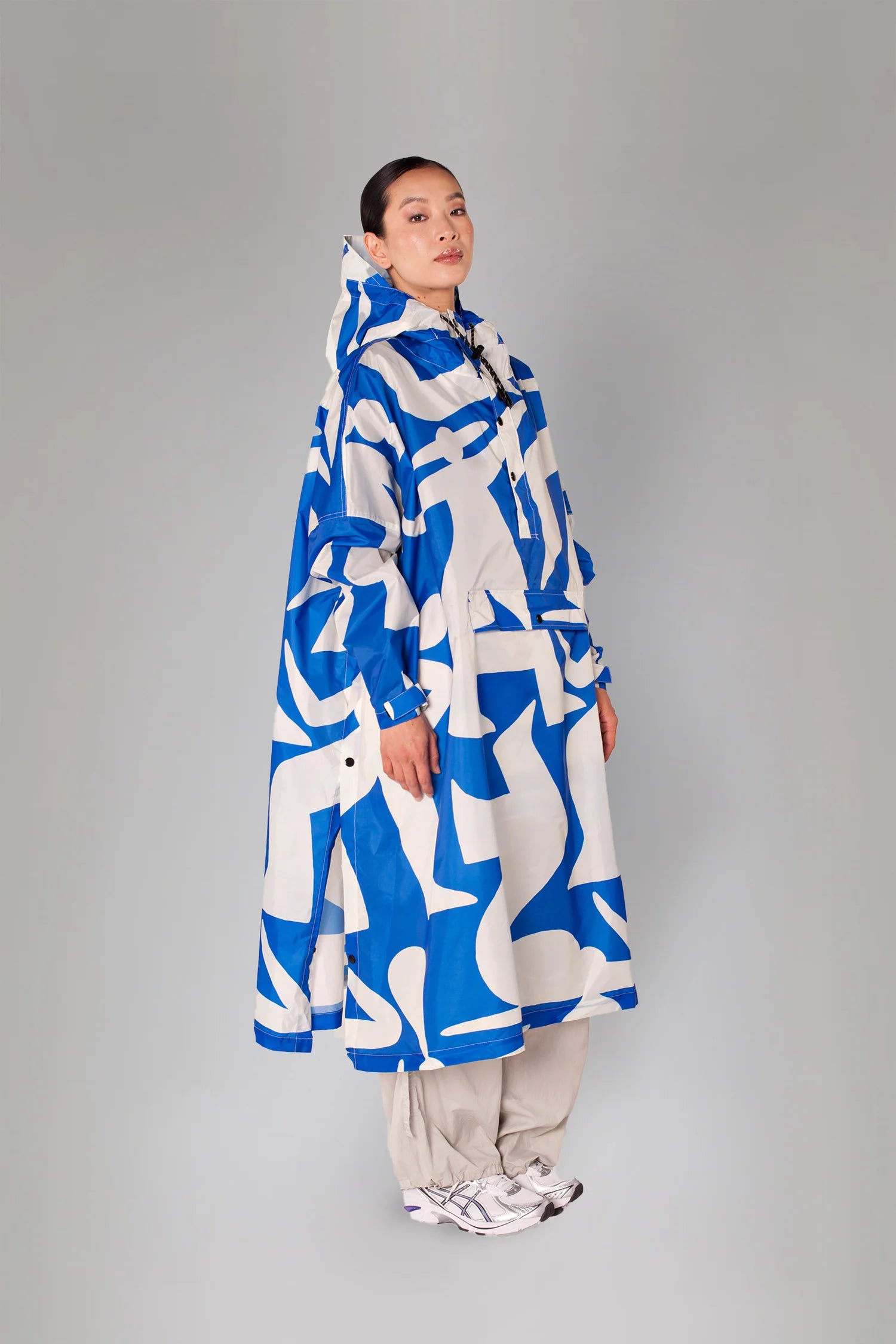 Rainkiss regnponcho i The Blue Dance-design – elegante blå nuancer og vandtæt unisex-pasform