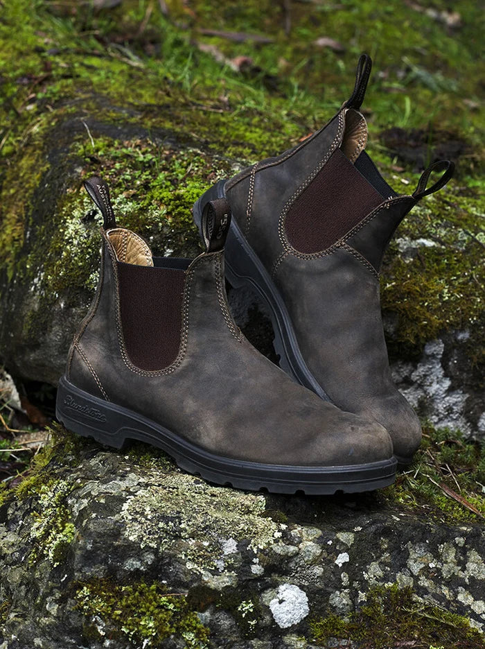 Blundstone CLASSICS #585 Chelsea Boot i Rustic Brown premium læder med XRD® stødabsorbering – køb hos butikalrum.dk.