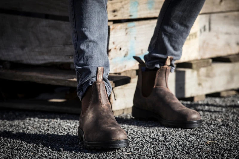 Blundstone CLASSICS #585 Chelsea Boot i Rustic Brown premium læder med XRD® stødabsorbering – køb hos butikalrum.dk.