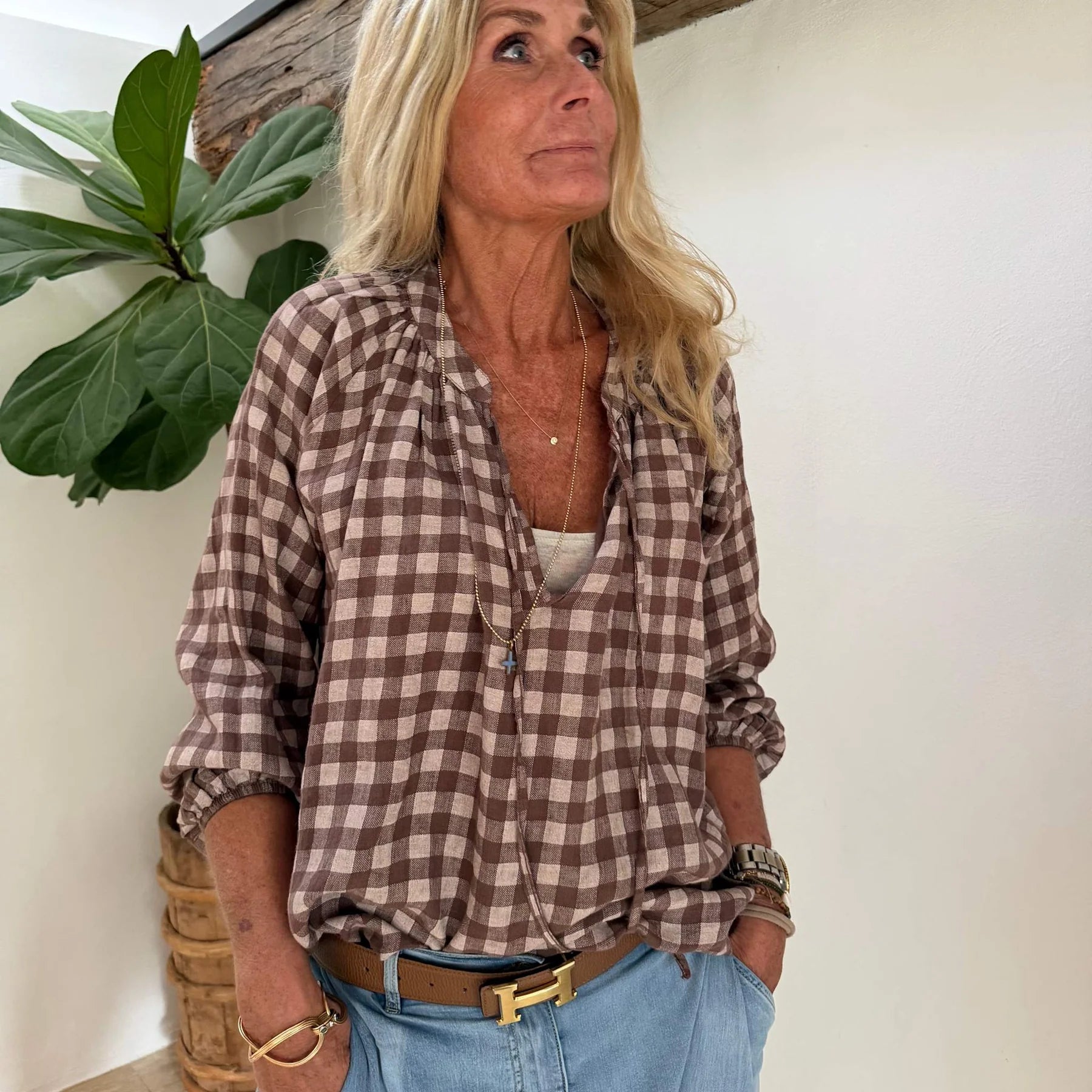 Caja bluse i 100% hør i farven Ebano let og elegant bluse med naturligt fald - køb hos butikalrum.dk