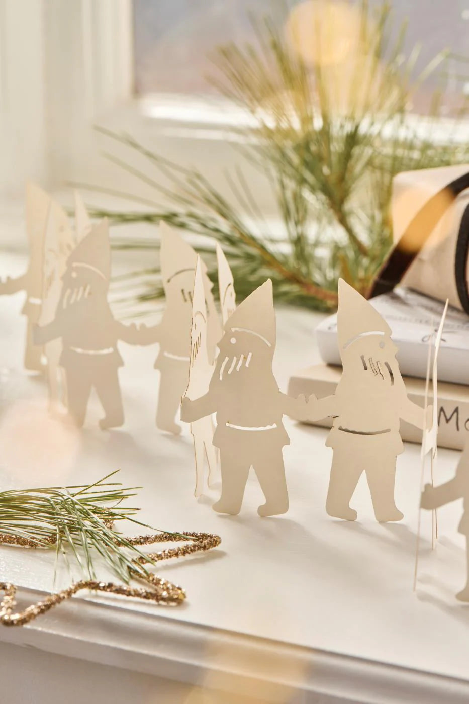 Søde papirsnisser, der holder i hånd, perfekt som julebordpynt eller vinduesdekoration