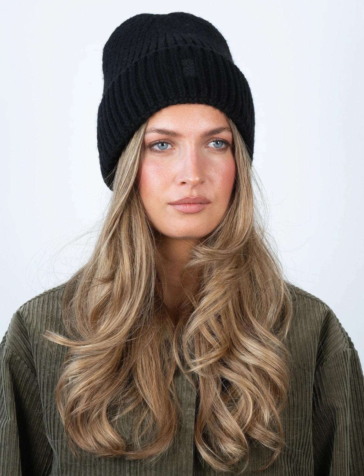 Brenda Beanie fra Sui Ava i Black, blød chunky ribstrikket hue med uld og genanvendt polyester – køb hos butikalrum.dk.