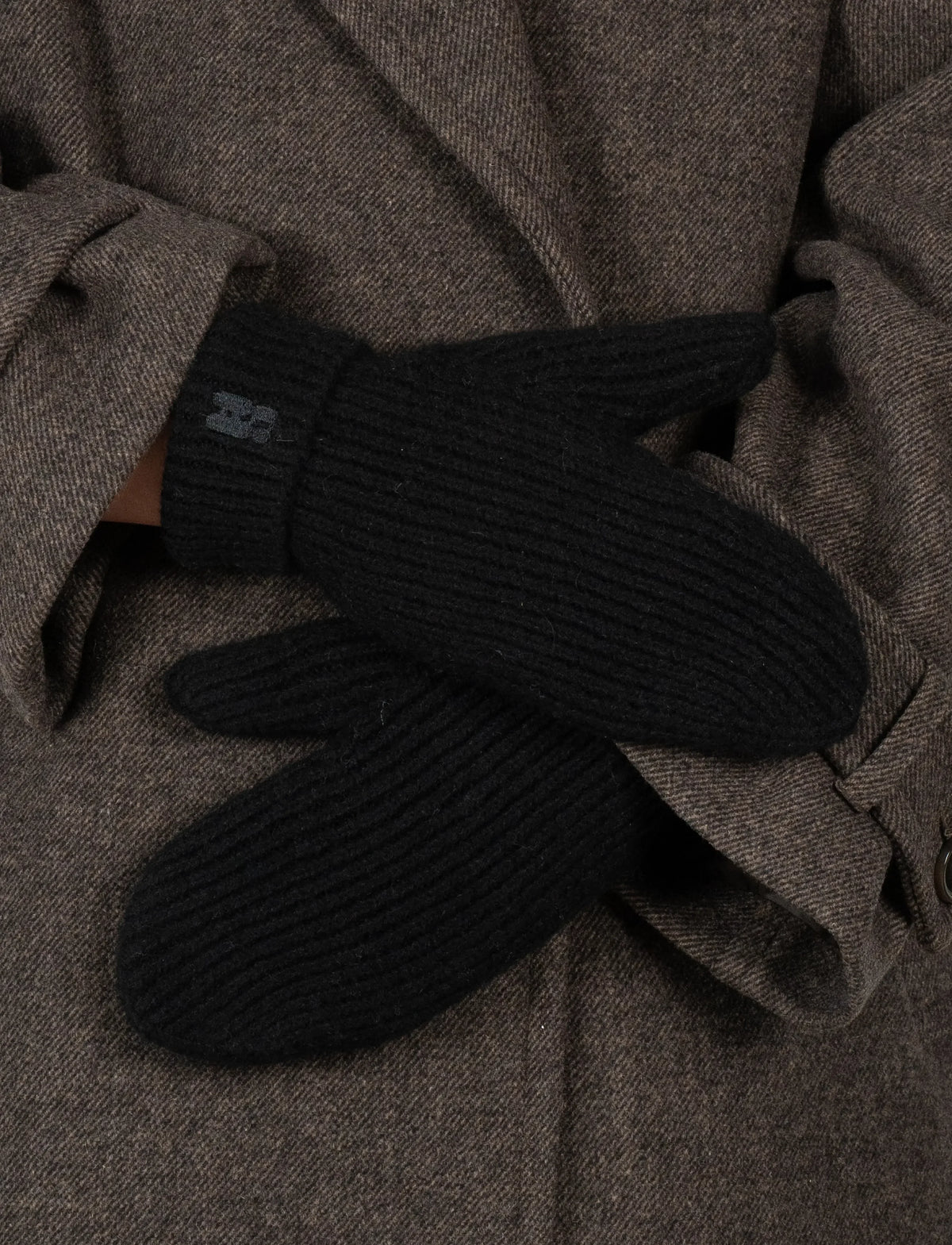 Brenda Mittens fra Sui Ava i Black, bløde chunky ribstrikkede vanter med uld og genanvendt polyester – køb hos butikalrum.dk.