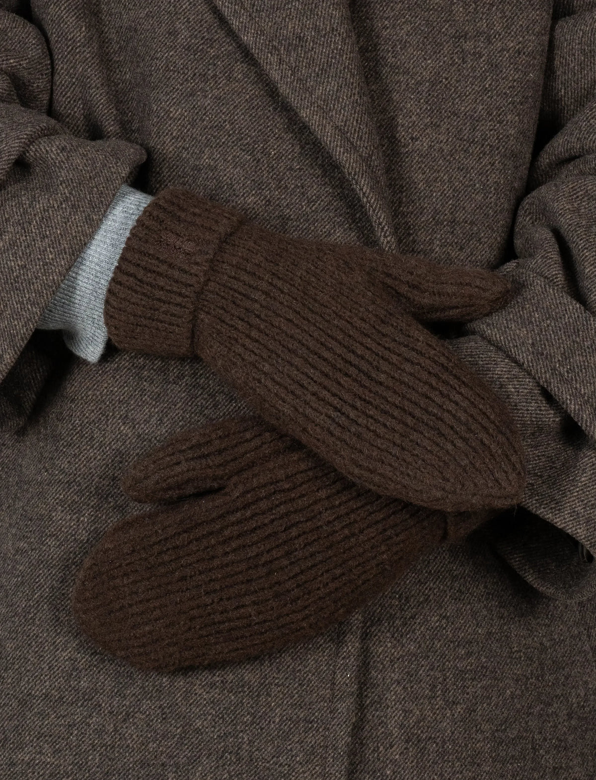 Brenda Mittens fra Sui Ava i Espresso, bløde chunky ribstrikkede vanter med uld og genanvendt polyester – køb hos butikalrum.dk.