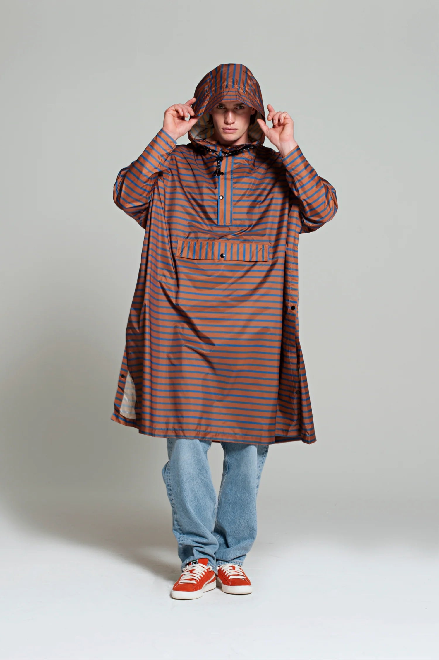 Rainkiss regnponcho i klassisk Breton-design – stribet, vandtæt og fremstillet af genanvendt materiale.