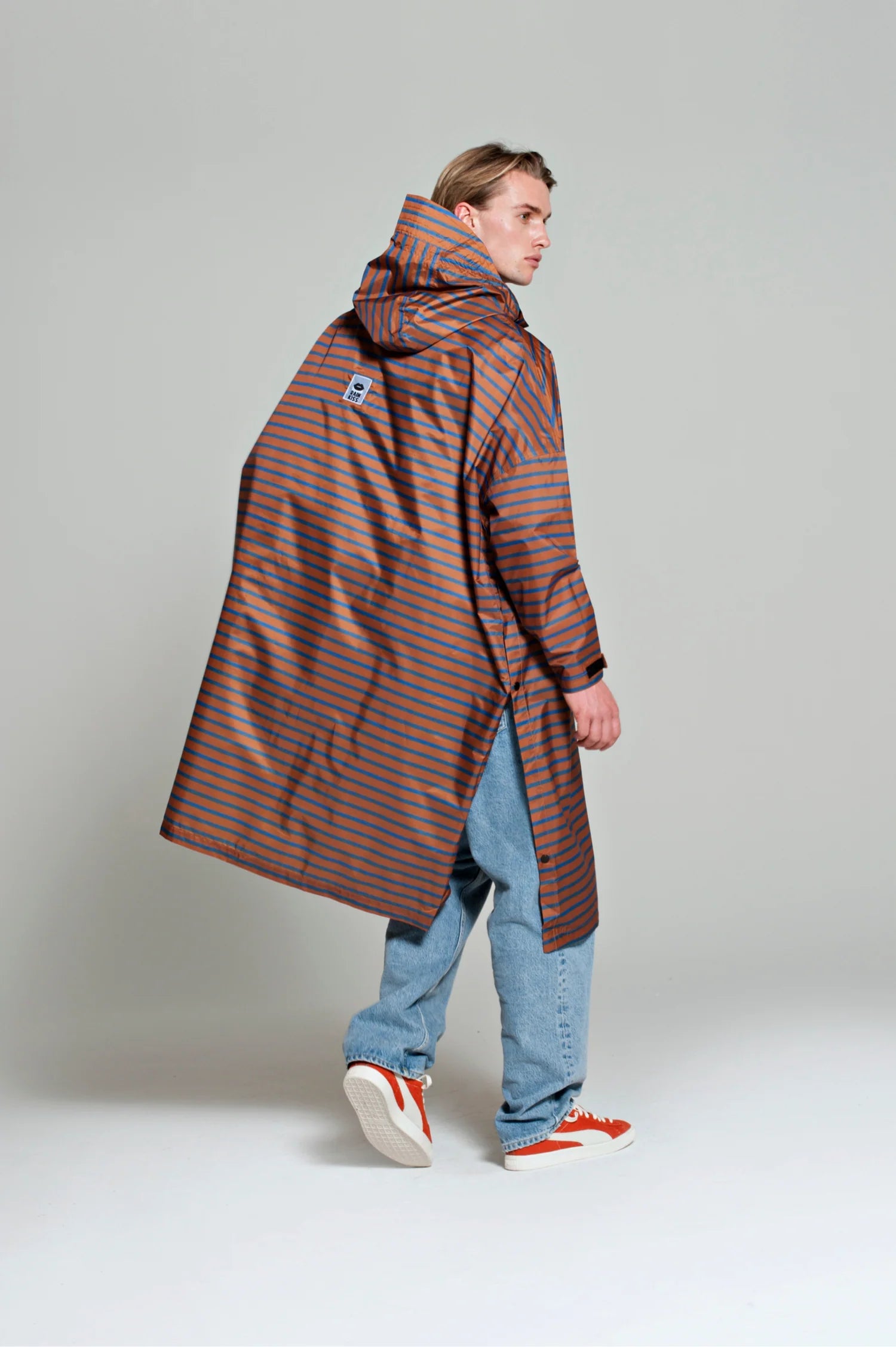 Rainkiss regnponcho i klassisk Breton-design – stribet, vandtæt og fremstillet af genanvendt materiale.