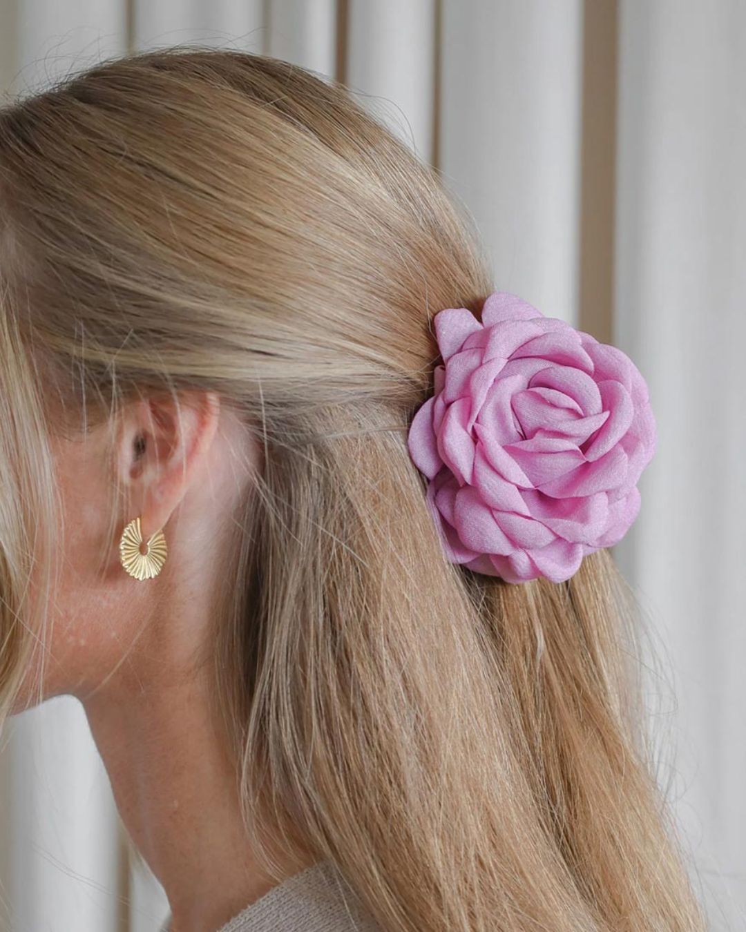 By Stær Daisy-hårklemme, stofrose håraccessory for et romantisk og feminint look.