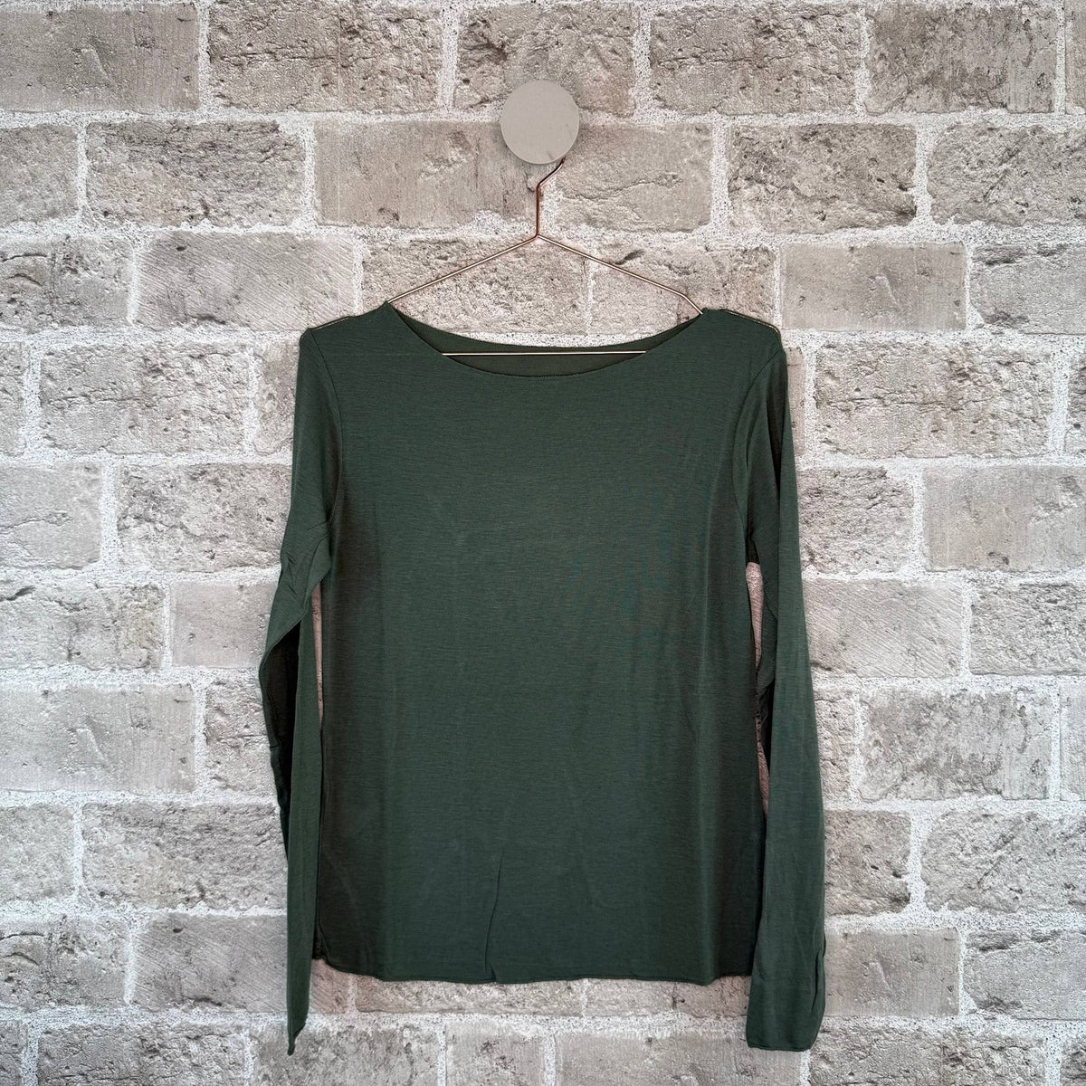 Cabana Cash Bluse i Army fra Cabana Living, langærmet basisbluse med 9% cashmere – køb hos butikalrum.dk.