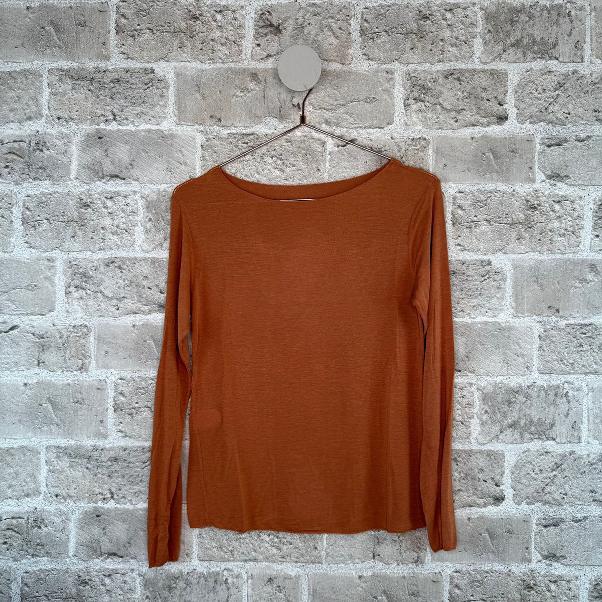 Cabana Cash Bluse i Coccio fra Cabana Living, langærmet basisbluse med 9% cashmere – køb hos butikalrum.dk.