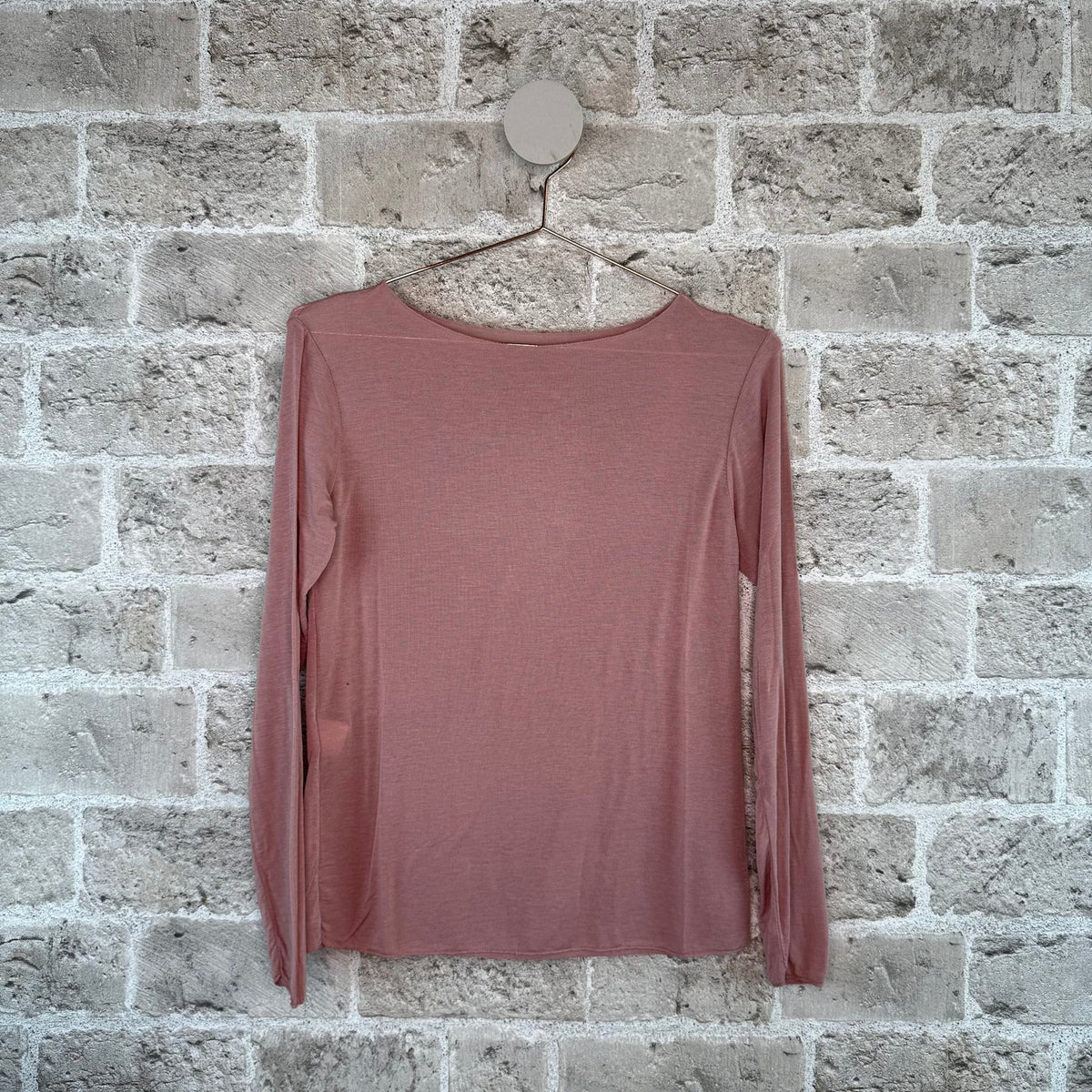 Cabana Cash Bluse i Dark Rose fra Cabana Living, langærmet basisbluse med 9% cashmere – køb hos butikalrum.dk.