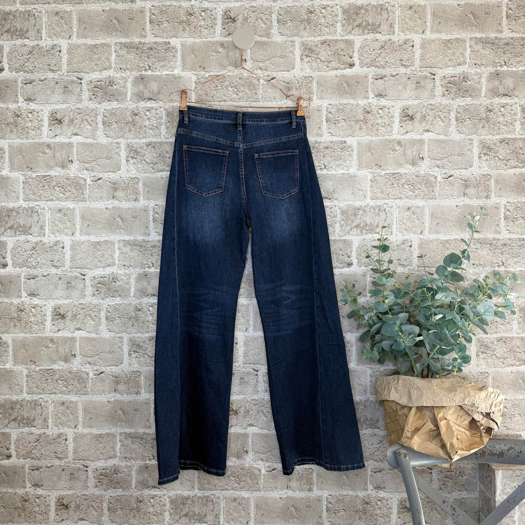 Julietta jeans i Dark Denim fra Cabana Living med behagelig stretch – køb hos Butik Alrum på Amager eller online på butikalrum.dk.