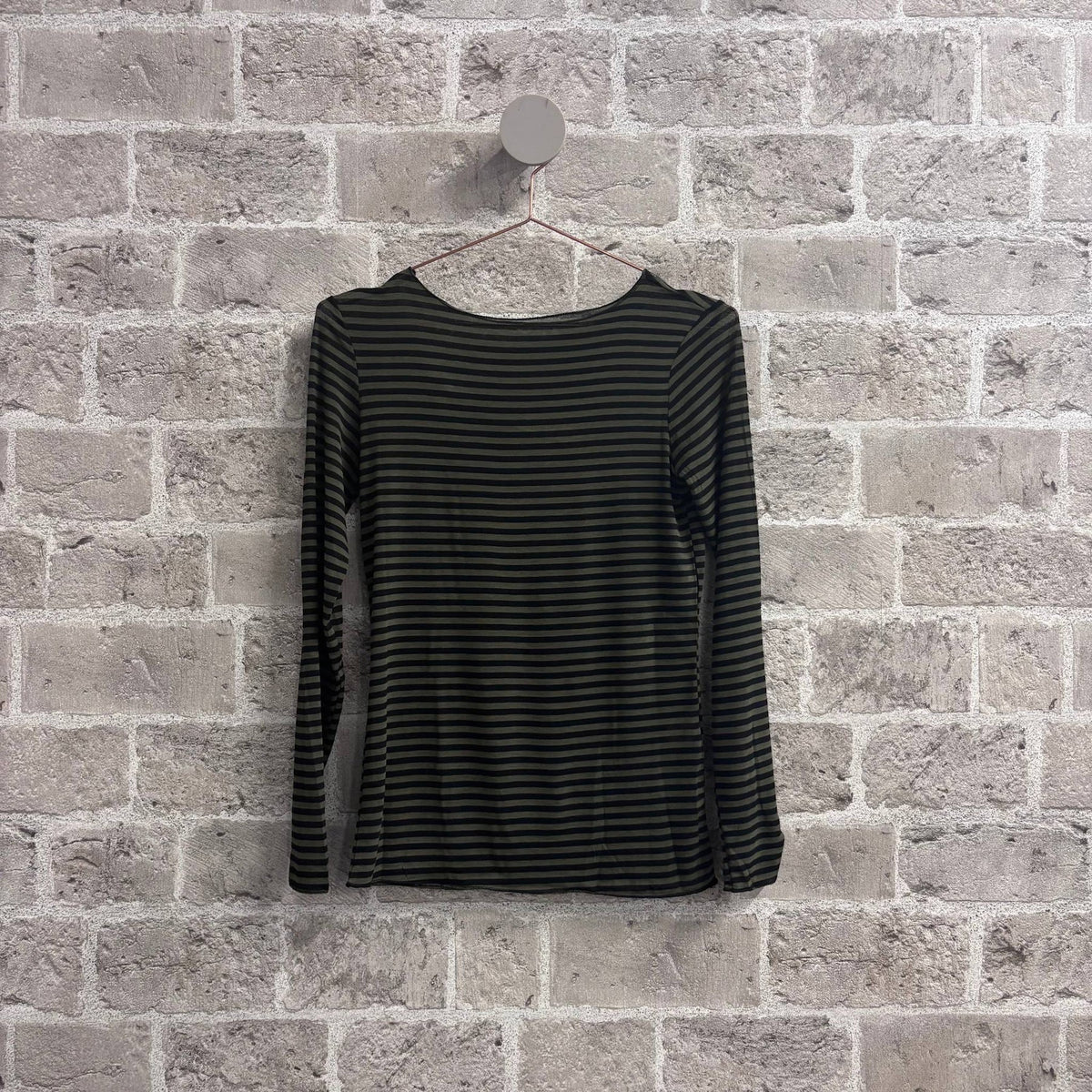 Cabana Stripe Bluse i Kaki fra Cabana Living, langærmet basisbluse med 9% cashmere – køb hos butikalrum.dk.