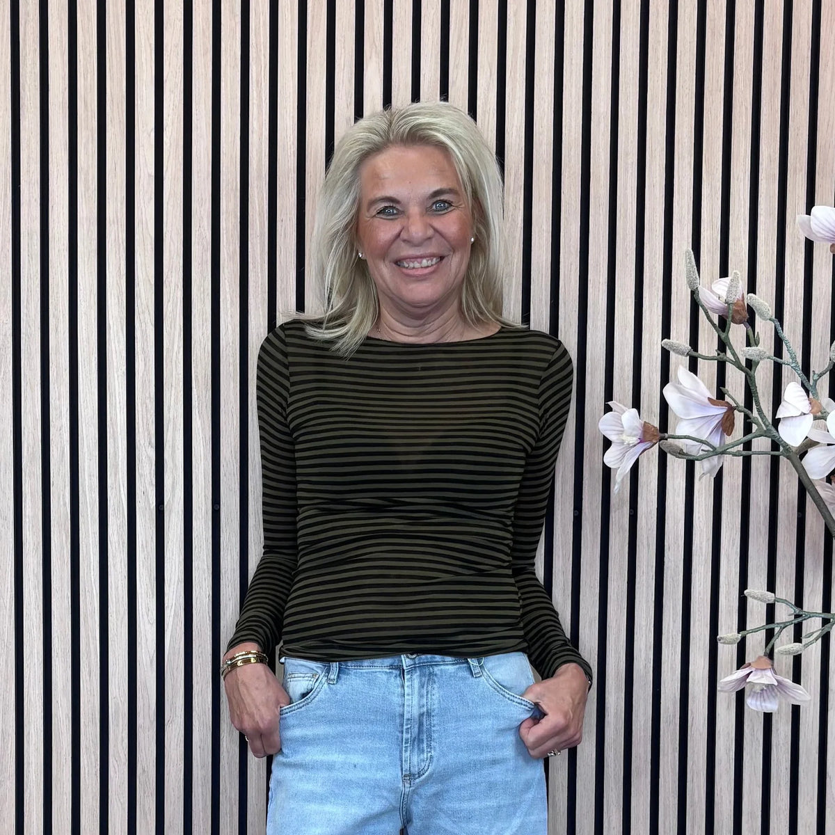 Cabana Stripe Bluse i Kaki fra Cabana Living, langærmet basisbluse med 9% cashmere – køb hos butikalrum.dk.