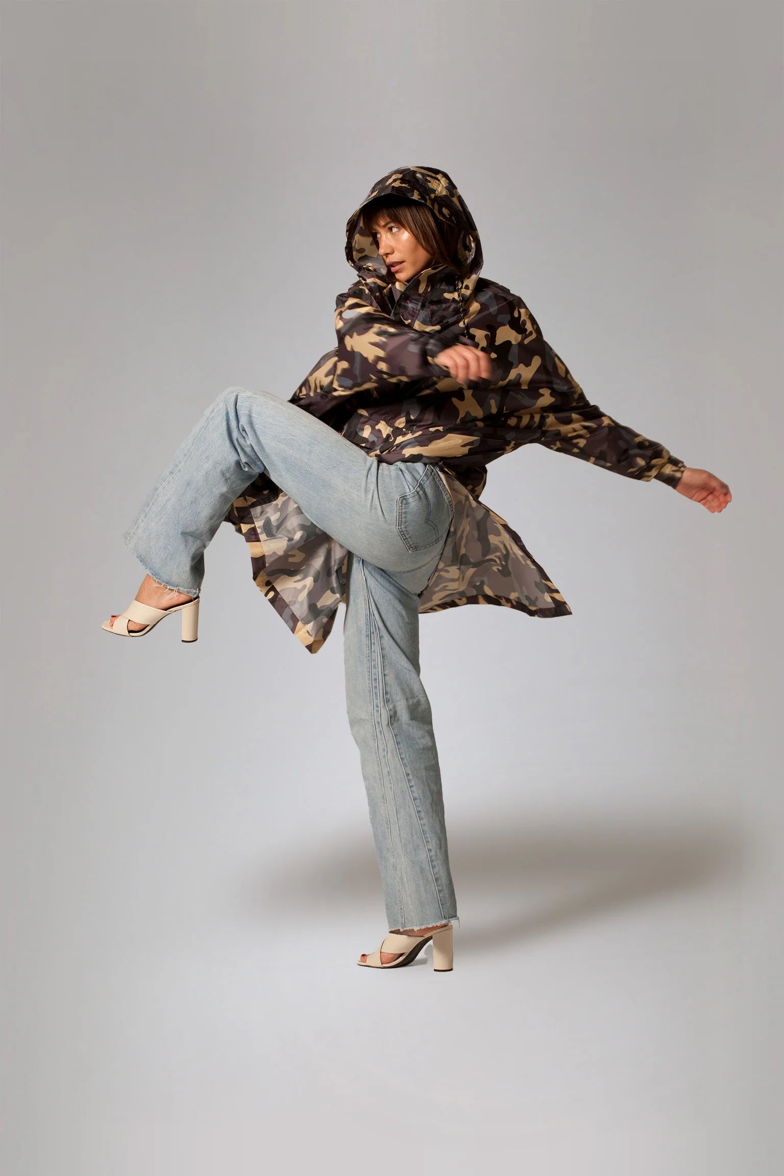 Rainkiss regnponcho i moderne camouflage – firefarvet design inspireret af fransk army-look. Vandtæt og unisex.