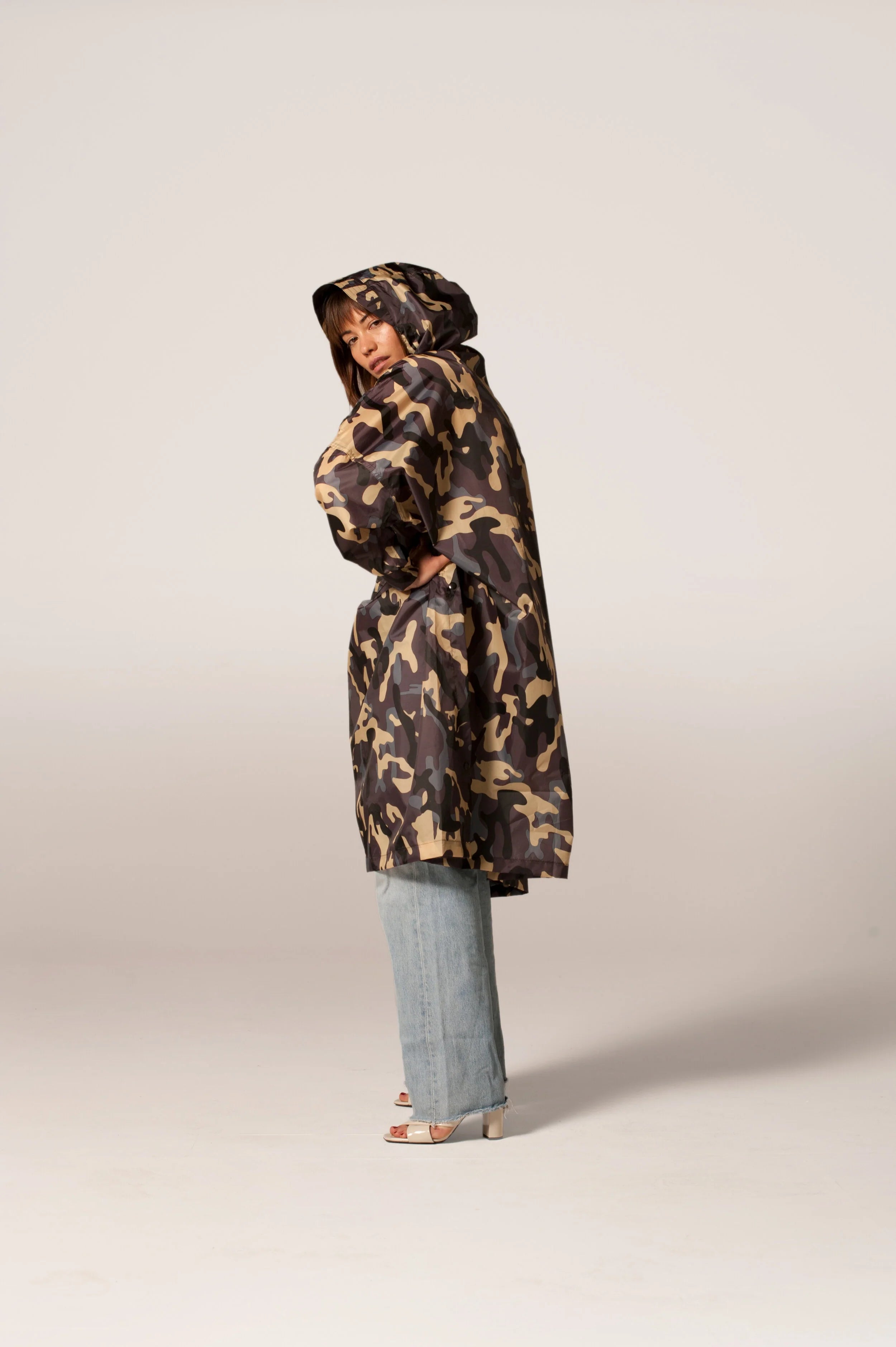 Rainkiss regnponcho i moderne camouflage – firefarvet design inspireret af fransk army-look. Vandtæt og unisex.
