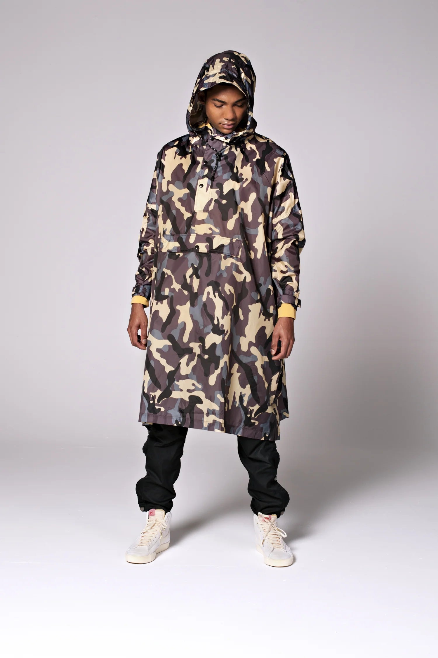 Rainkiss regnponcho i moderne camouflage – firefarvet design inspireret af fransk army-look. Vandtæt og unisex.